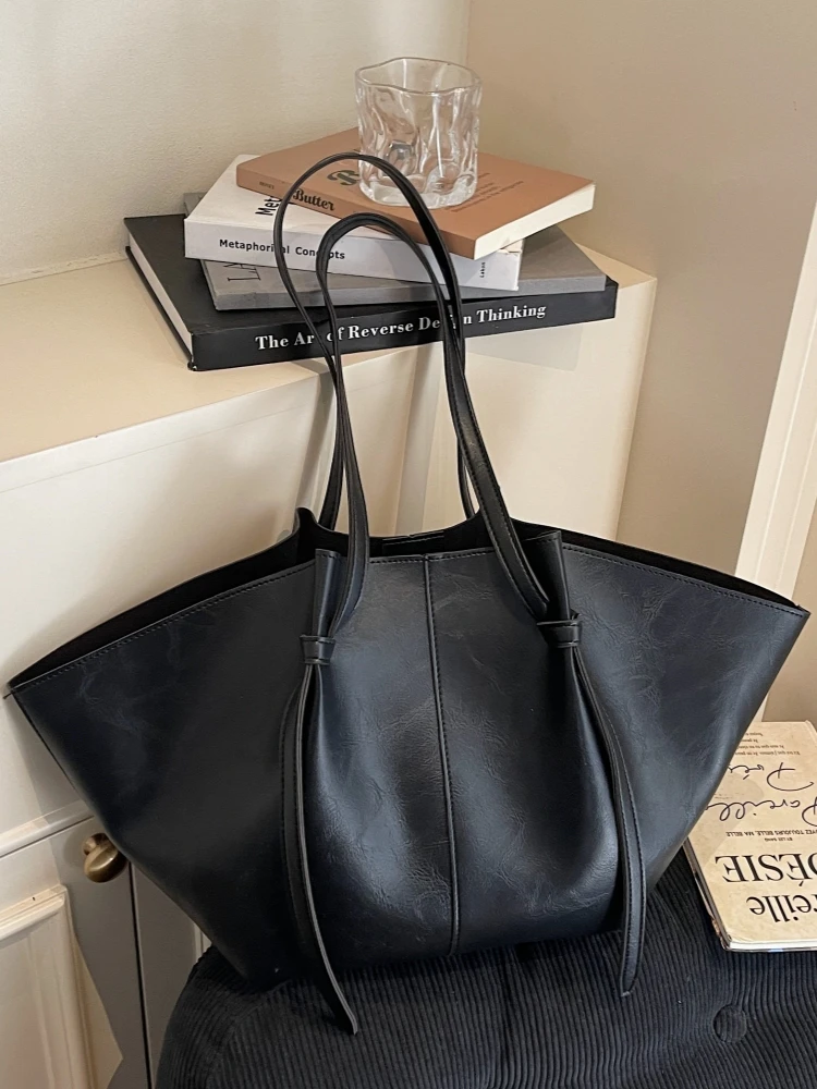 Retro Large Capacity Tote Bag Women's Commuter Bag Fashionable Versatile Single Shoulder Bag Spring 2026 New Style Casual Sim...
