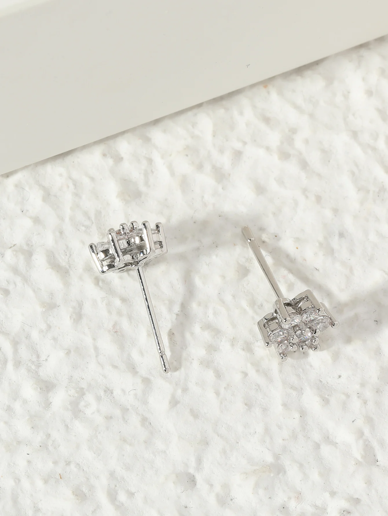 Delicate fashion flower earrings simple design elegant temperament, fashion chic party leisure senior sense jewelry ins