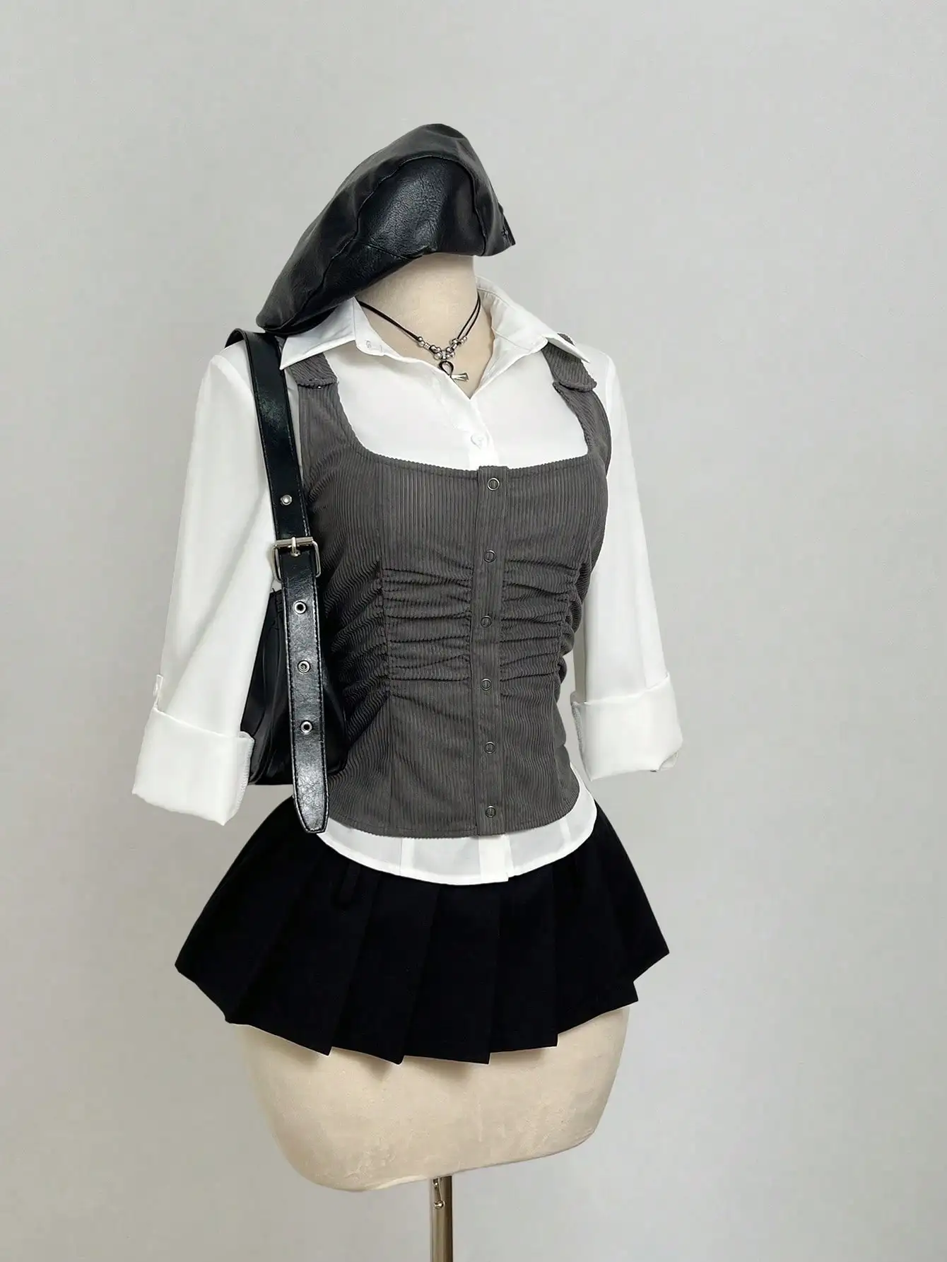 

Женский комплект: вельветовый жилет и белая рубашка на пуговицах, повседневный осенне-зимний наряд