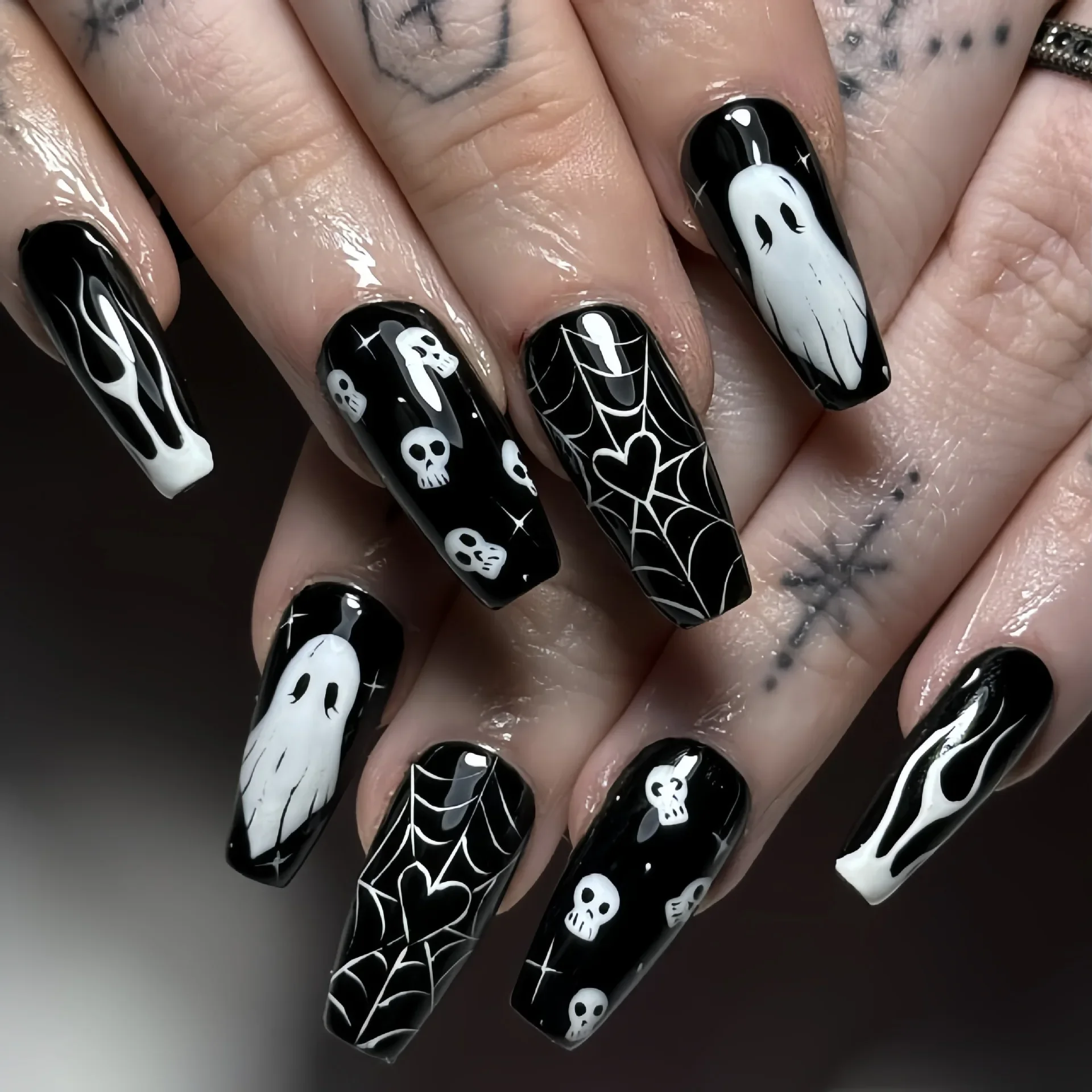 24PCS เล็บปลอม Dark Skull รูปแบบฮาโลวีน Medium Square กดบนเล็บเต็มรูปแบบประดิษฐ์สวมใส่เล็บปลอมเล็บ