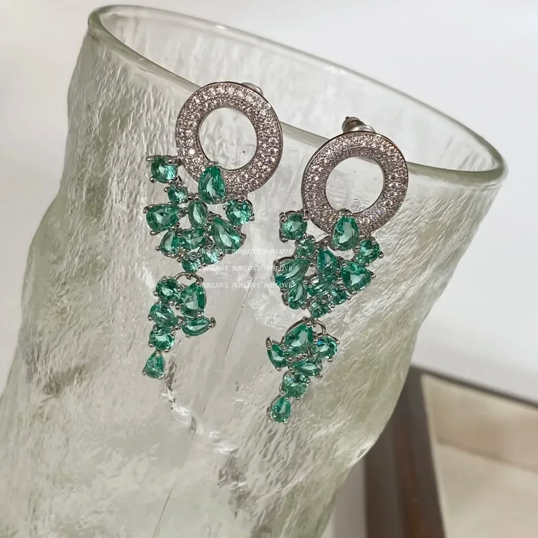 Forest long smart light green crystal diamond fringed earrings without earrings.