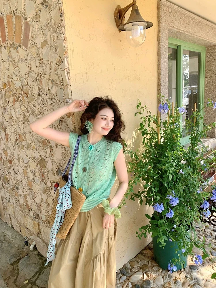 패셔너블하고 다재다능한 홀로우 아웃 숄더 브라이드메이드 베스트 여성용 슬림 니트 여름 탑 싱글 버튼 디자인 한국 스타일