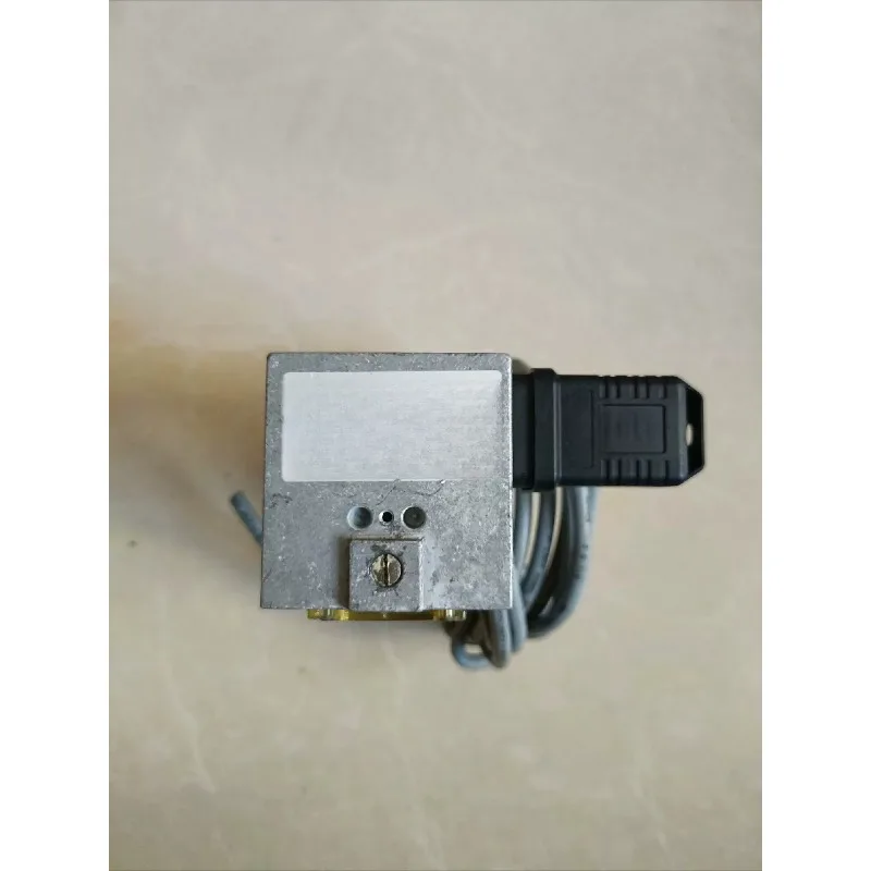 Pressure Switch DWAM16 Noticeably Used Untested for FEMA Industrial Control Repair Part