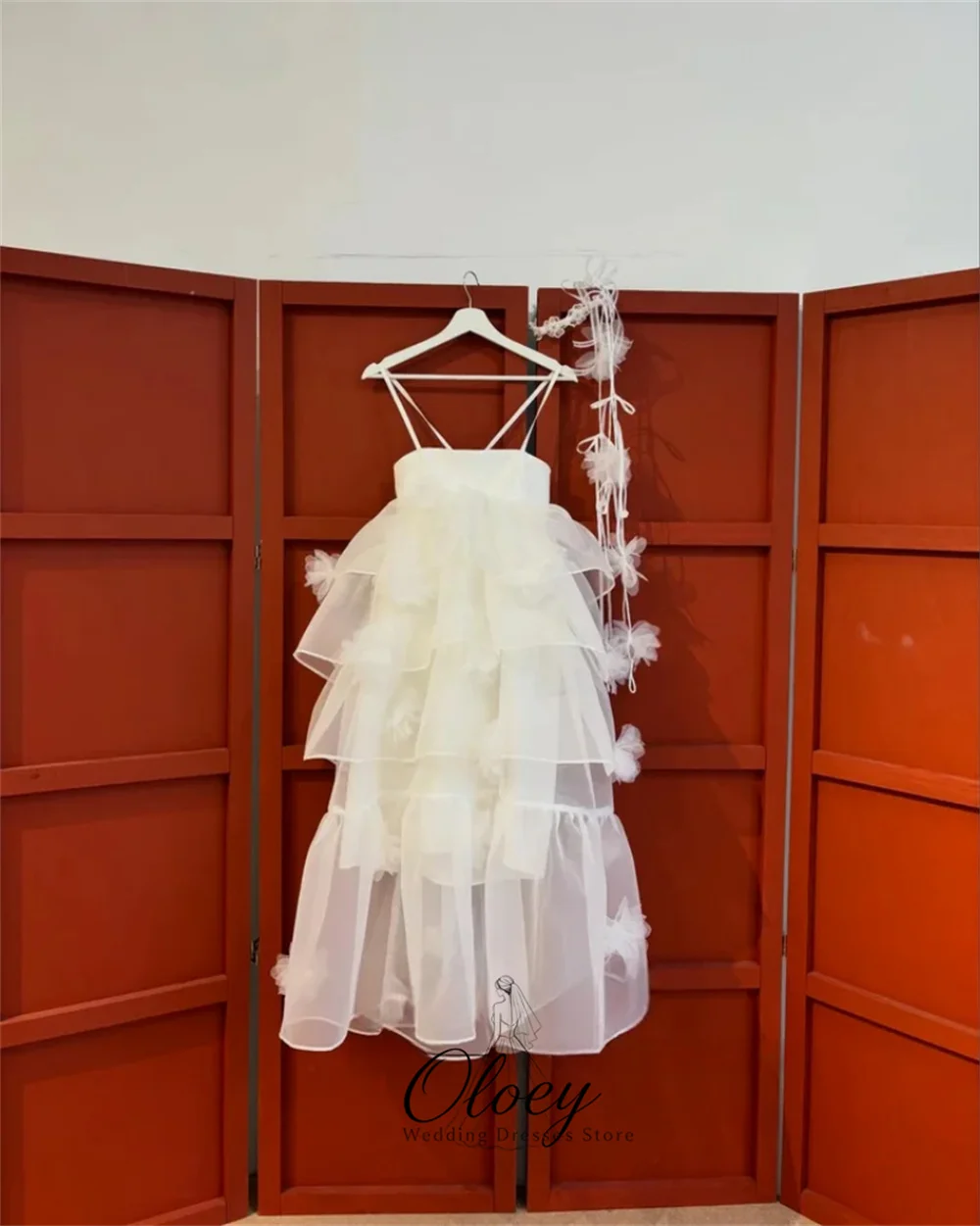 OLOEY Customized Cute 3D Flowers Spaghetti Strap Bridal Gown Tiered A-Line Korea Wedding Dress Photo Shoot Lawn Wedding 웨딩드레스