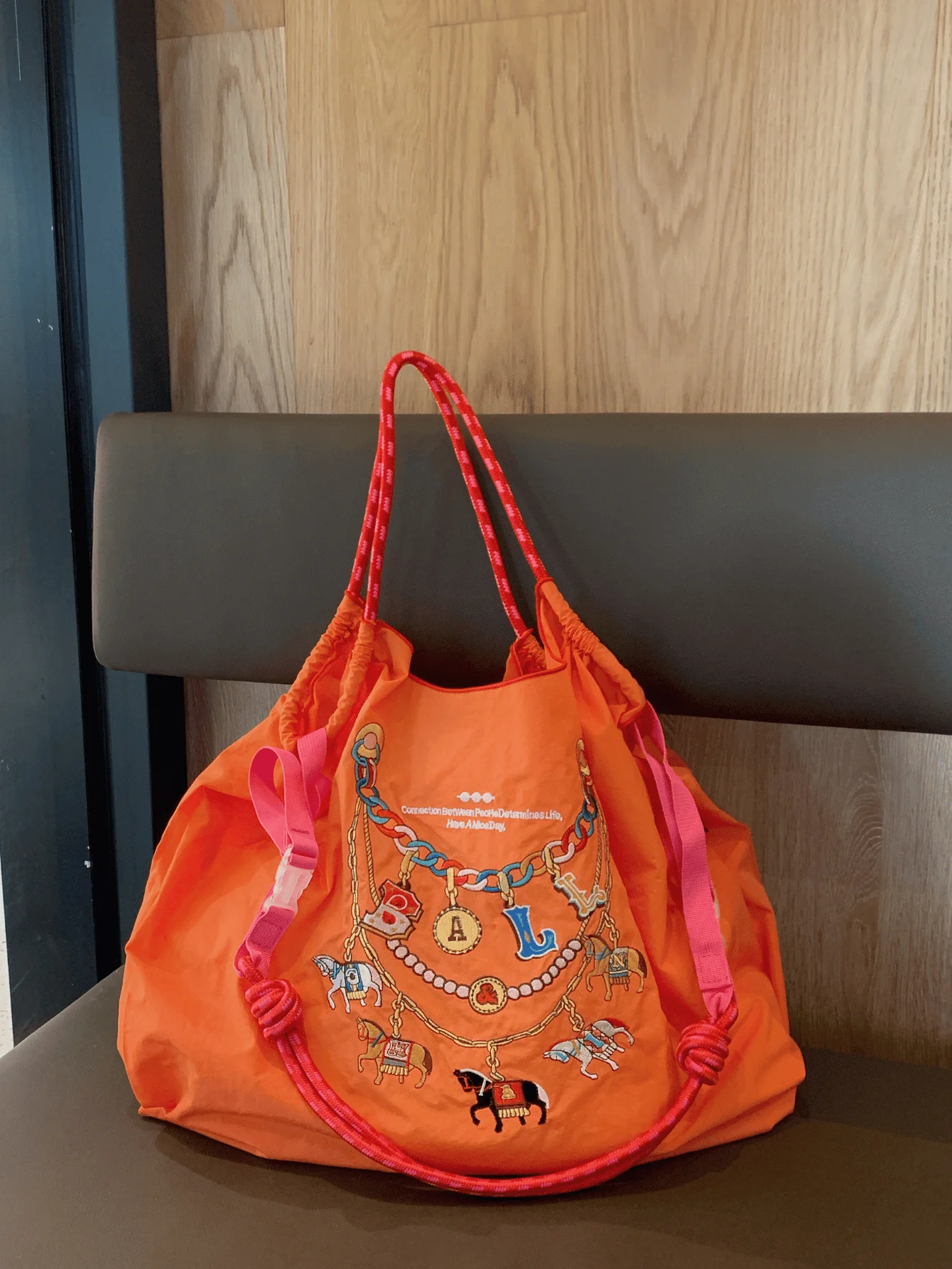 حقيبة كتف نسائية جديدة مطرزة على الطراز الياباني، حقيبة تسوق ذات سعة كبيرة، خفيفة الوزن وقابلة للطي، مناسبة للتنقل والسفر والترفيه والعطلات والحفلات