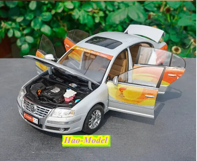 Modelo de coche de aleación de Metal fundido a presión para niños, juguetes para niños, regalos para Hobby, colección de adornos de exhibición, azul/blanco, 1/18