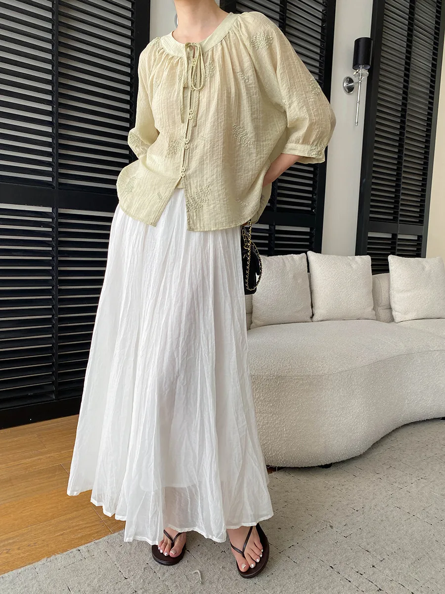 Sommerliches Damen-Shirt in unifarbenem Design mit aufwendiger Stickerei, Rundhalsausschnitt, Schnürung, lockerer Passform und leicht transparentem Stoff. – Detail 24