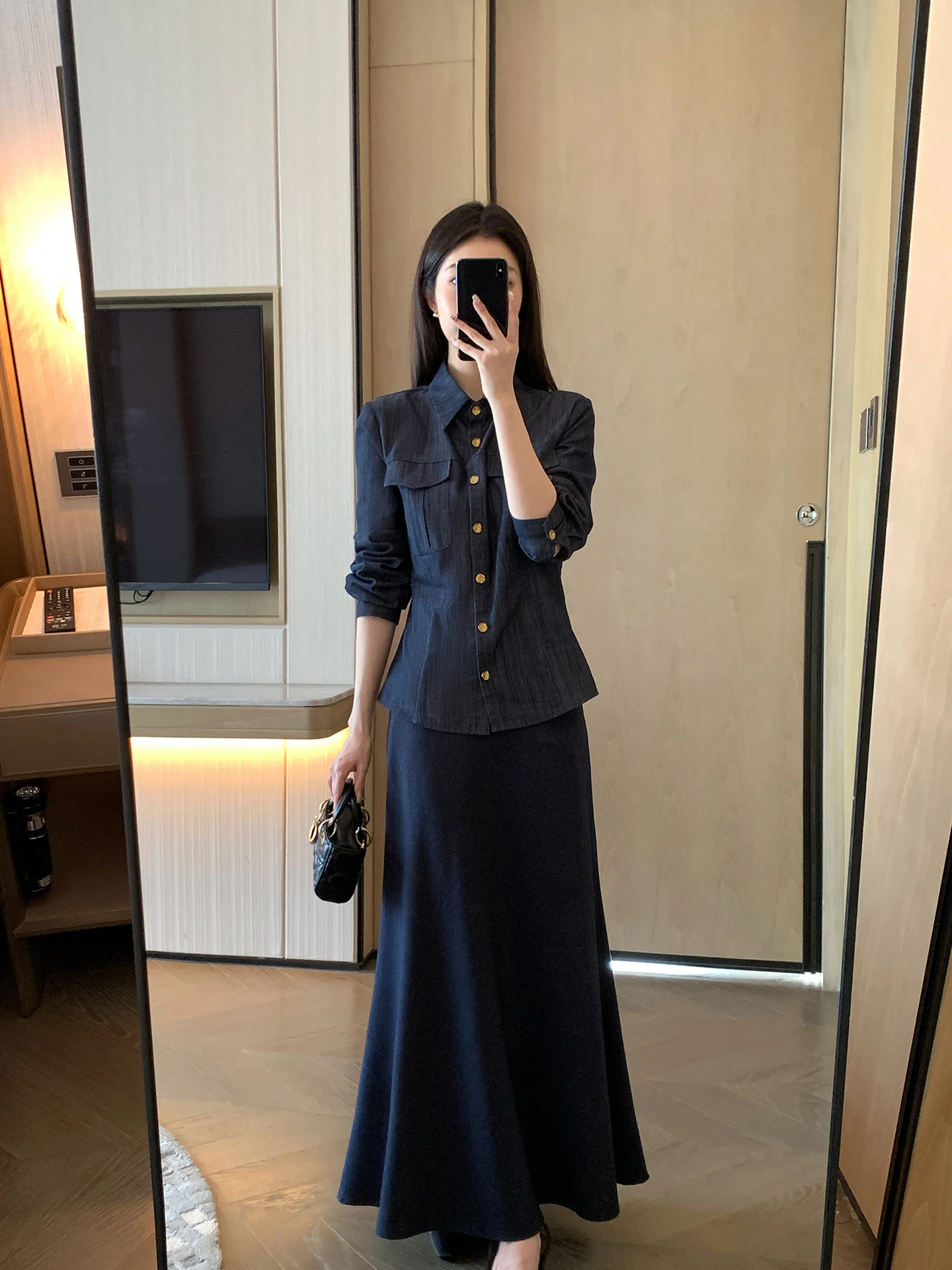 

Модный синий джинсовый комплект: рубашка и юбка, женский, с длинным рукавом, с завышенной талией, весенний наряд, комплект из двух предметов FT GUOGE 2026