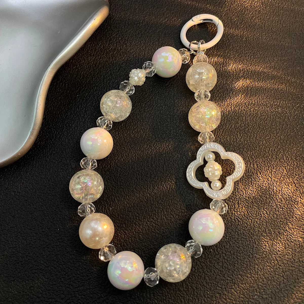 

Персонализированный ремешок, красивый браслет из белых бусин камелии, подходит для всех чехлов для мобильных телефонов, портативный кулон на ремешке