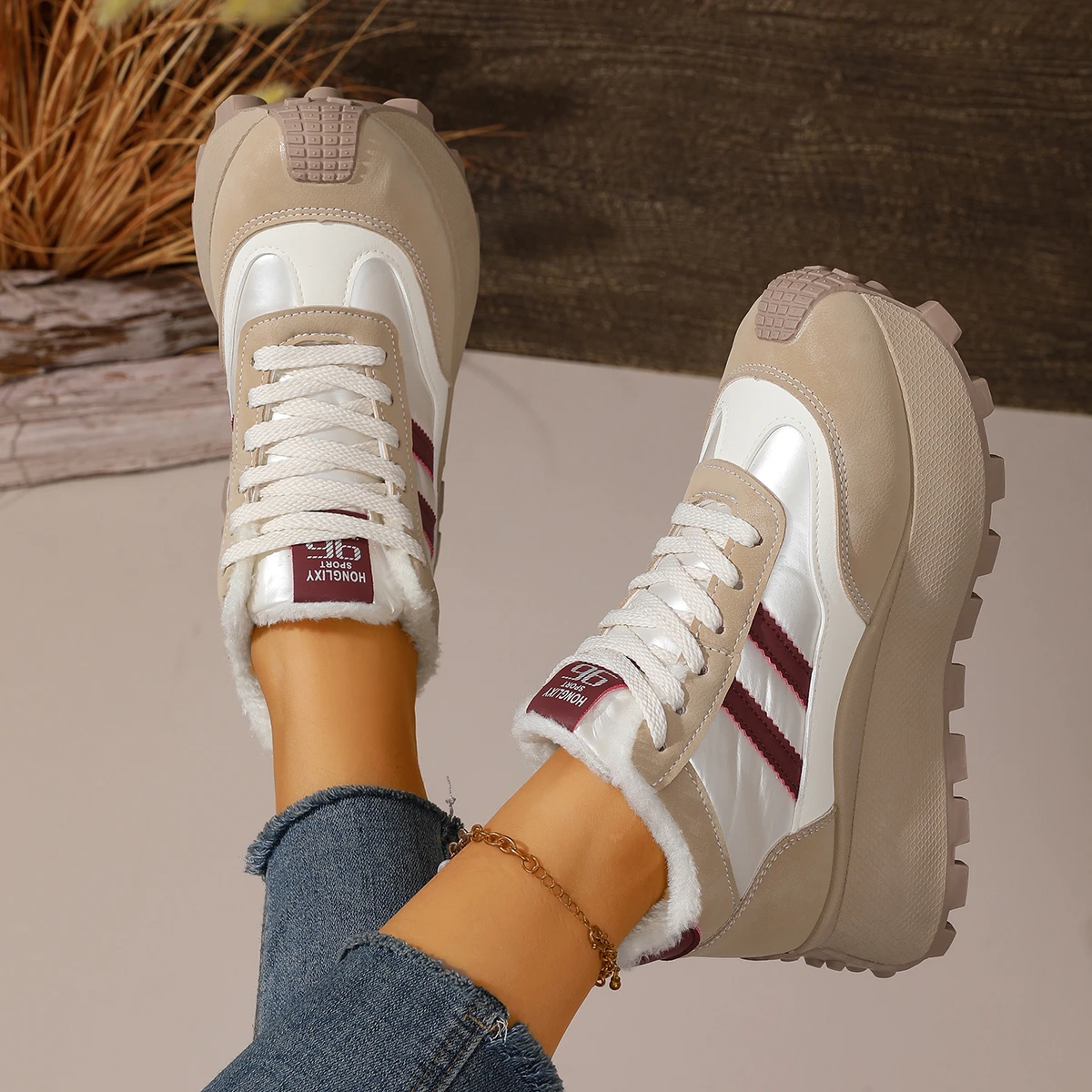 أحذية نسائية قطنية بنعال سميكة في الخريف والشتاء، أحذية رياضية ترفيهية وأحذية مخملية دافئة وغير قابلة للانزلاق.