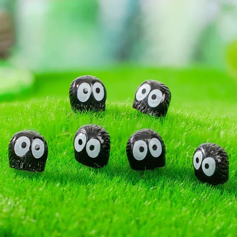 Briquetas negras, elfos, Mini figura de bola de polvo, figuras en miniatura de Totoro de Anime, adornos de jardín de hadas, accesorios para el hogar