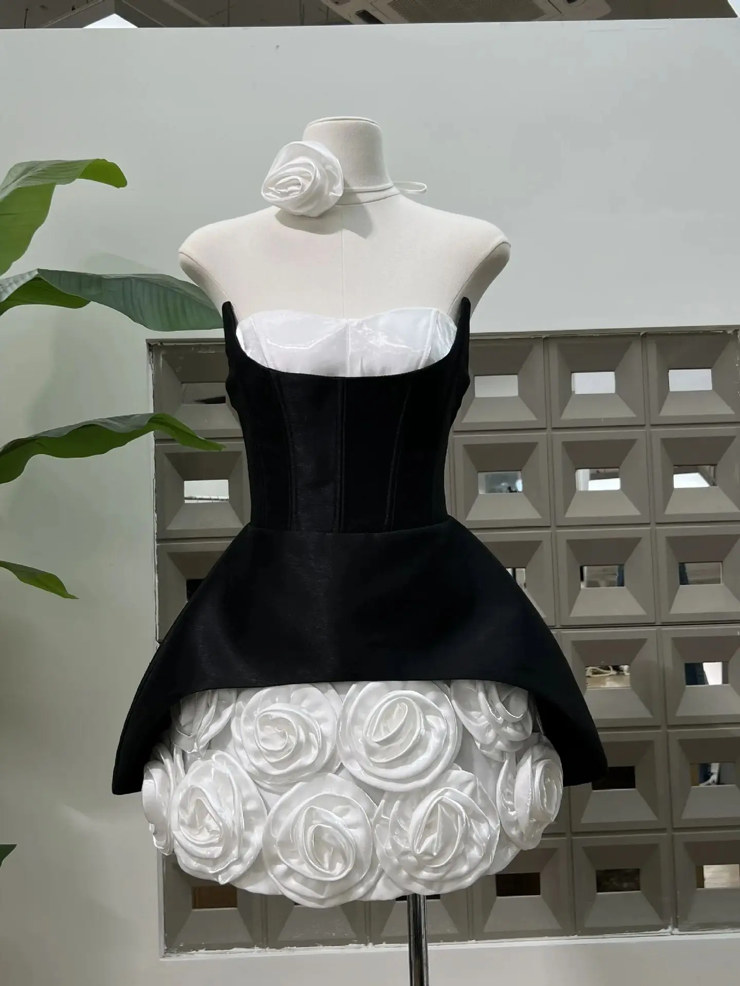 ชุดราตรีงานพรอมเจ้าหญิงสีแดงลายดอกกุหลาบ แต่งระบายสีดำ ประดับดอกไม้ 3 มิติ 2 สี ชุดเดรสสั้นสำหรับงานเลี้ยงอย่างเป็นทางการสำหรับผู้หญิง