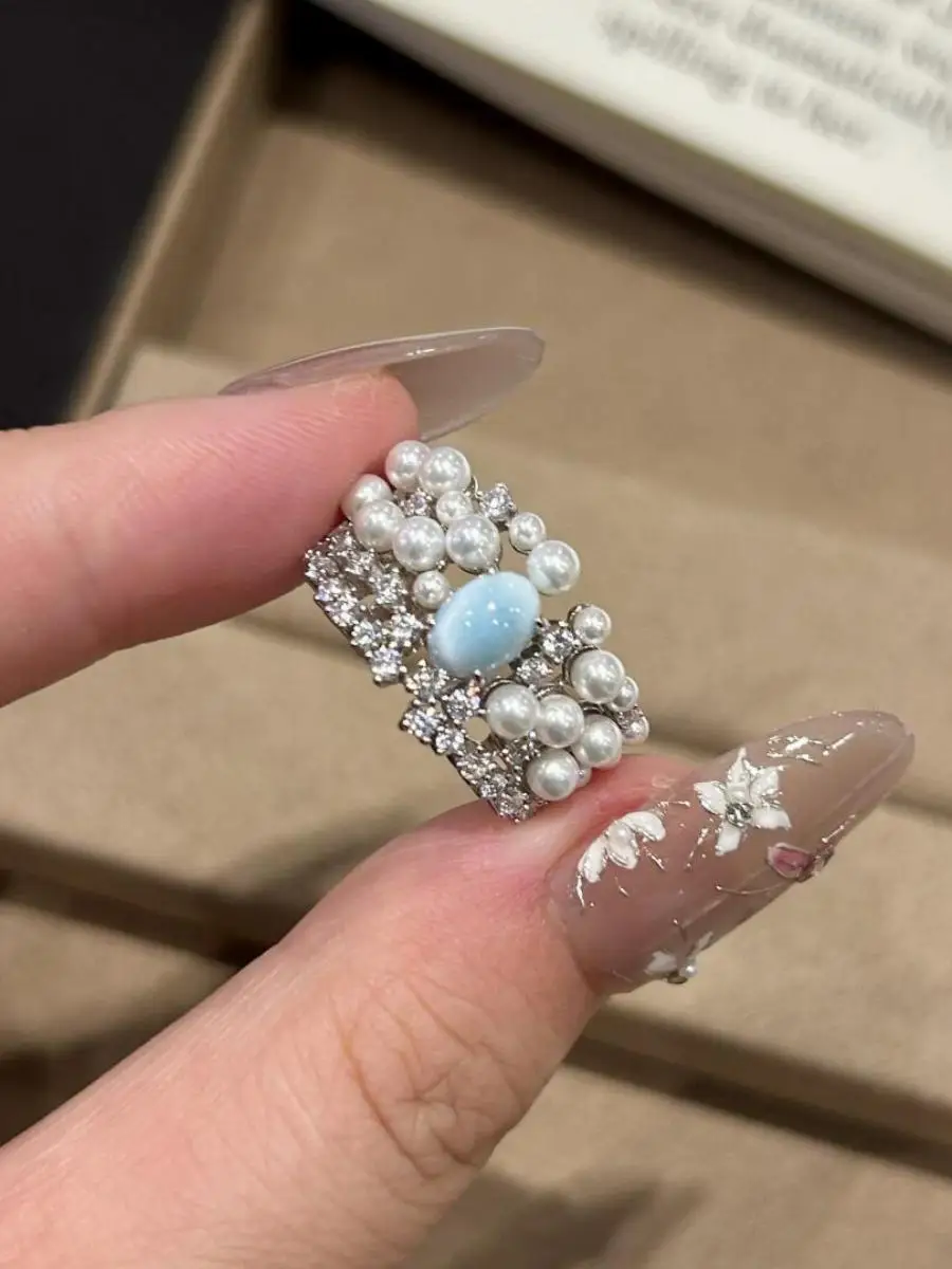 

Retro Wide Face Ring for Women Pearlescent Zirconia Fashionable Minimalist Design Luxury Feelings Side View Hand Jewelry