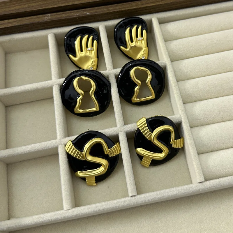 French Retro Design Lockhole Palm Letter Enamel Black Gold Earrings for Women