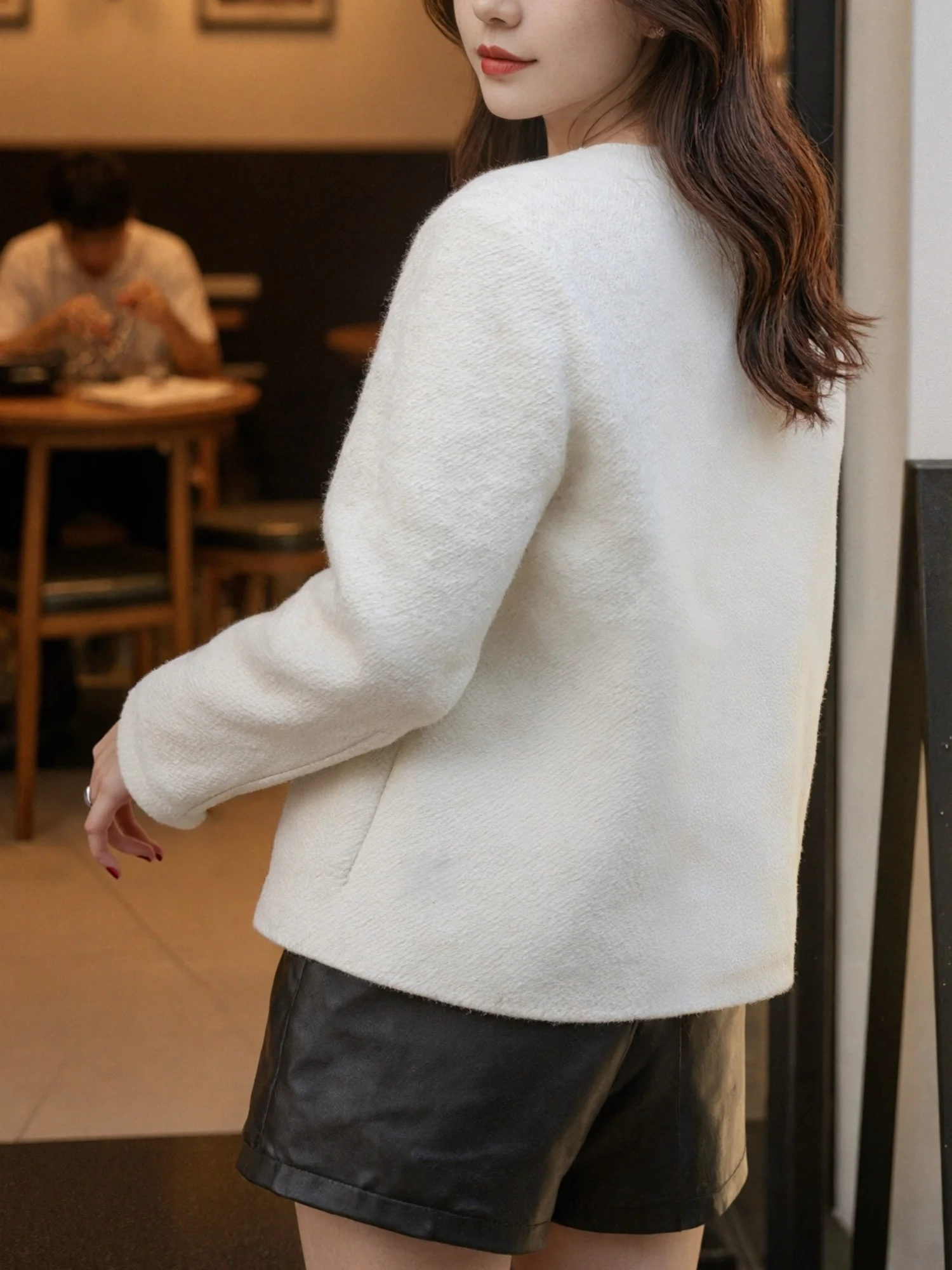 

Women's White Knit Cardigan with 3D Animal Embroidery and Pearl Buttons, Short Soft Sweater with Double Pockets, Cute Outfit for Everyday Wear in Spring and Autumn / Perfect for Cute Outfits on Dates with Friends