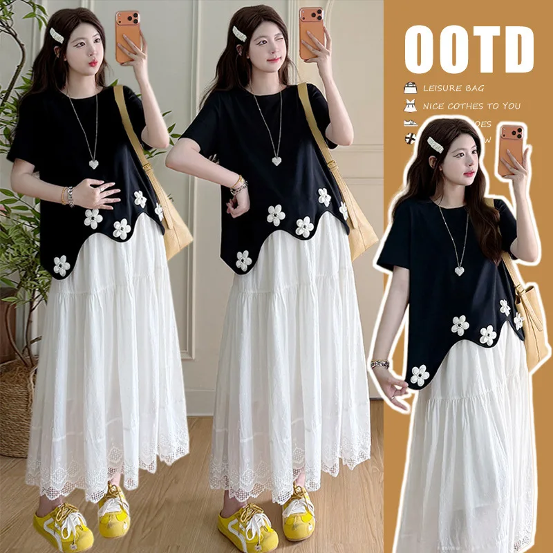 traje-de-maternidad-verano-2026-con-decoracion-floral-camiseta-negra-de-manga-corta-con-dobladillo-irregular-y-falda-con-ribete-de-encaje-blanco-para-embarazo