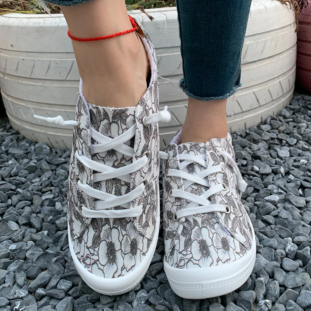 زوج من الأحذية الرياضية النسائية غير الرسمية في الهواء الطلق، أحذية المشي لمسافات طويلة، أحذية الجري، ربيع جديد 2026 موضة الأزهار هدية العيد أحذية نسائية لموسم السفر