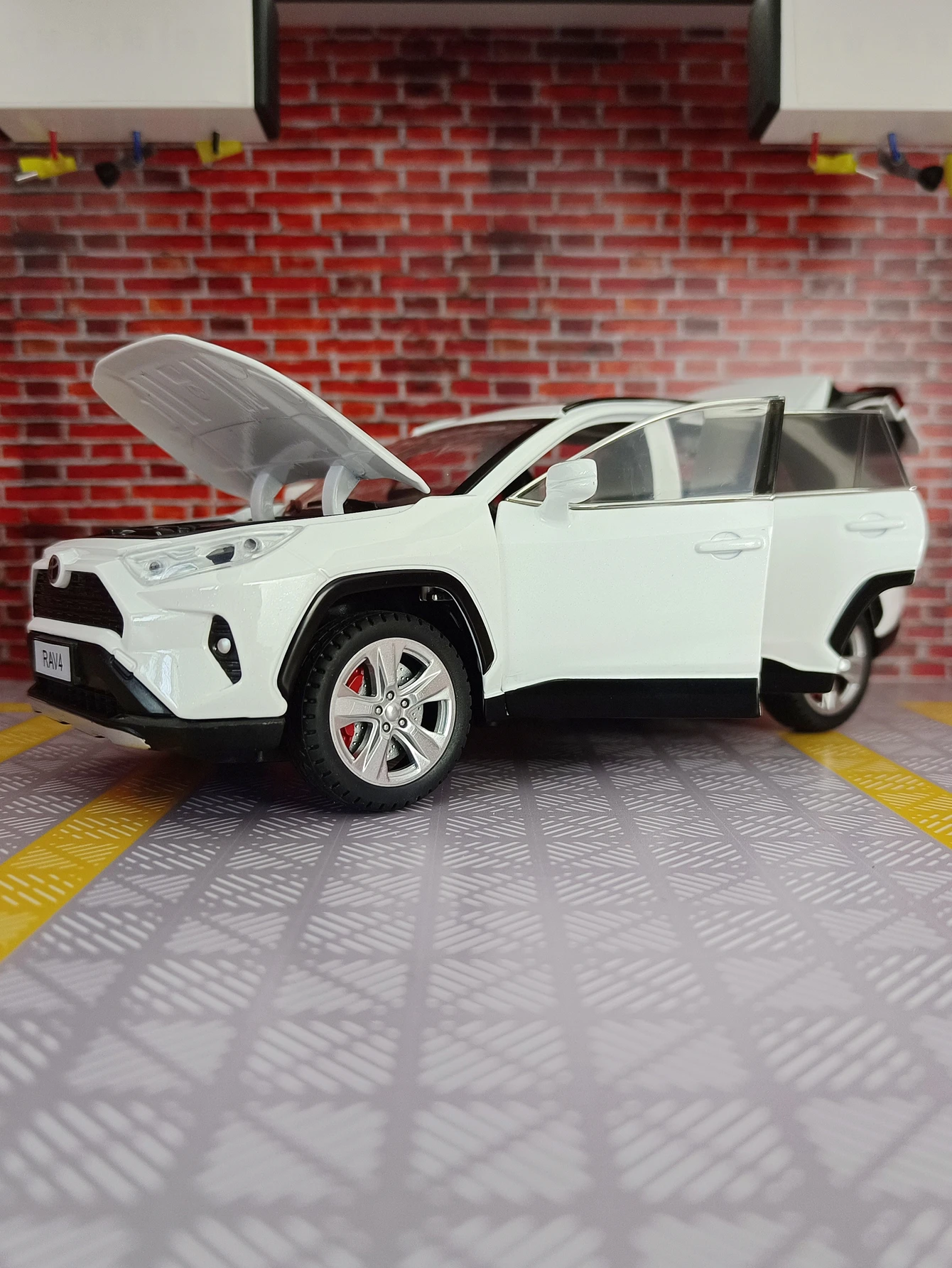 โมเดลรถอัลลอยด์ RAV4 ขนาด 1:24 สี่ประตู ฝากระโปรงหน้าและฝากระโปรงท้ายสามารถเปิดได้ เหมาะสำหรับเป็นของขวัญวันเกิดให้เด็กๆ