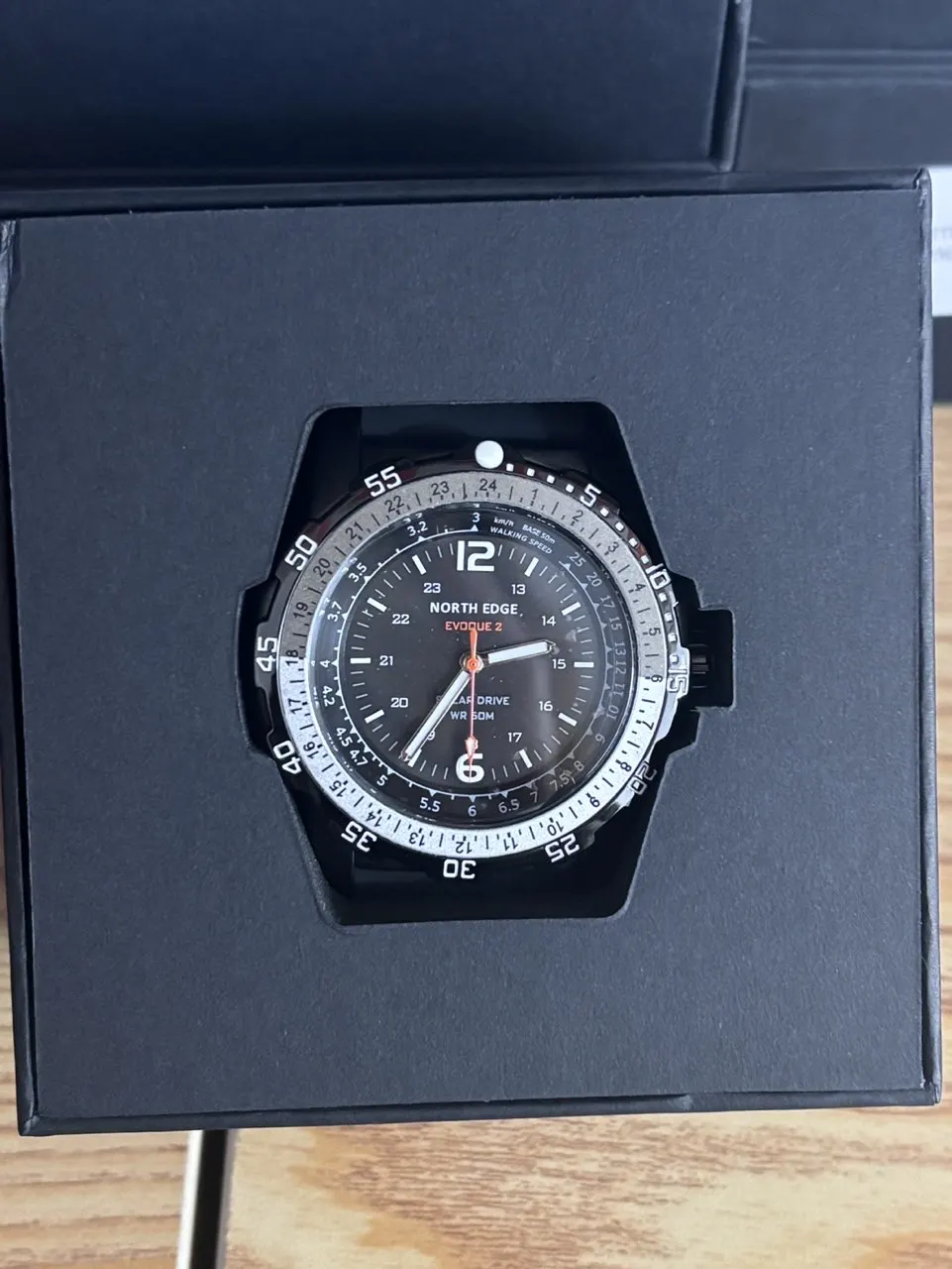 

Мужские часы NORTH EDGE EVOQUE2 с солнечной зарядкой, оптическим дисплеем, светящимся циферблатом и долгим сроком службы батареи 2026