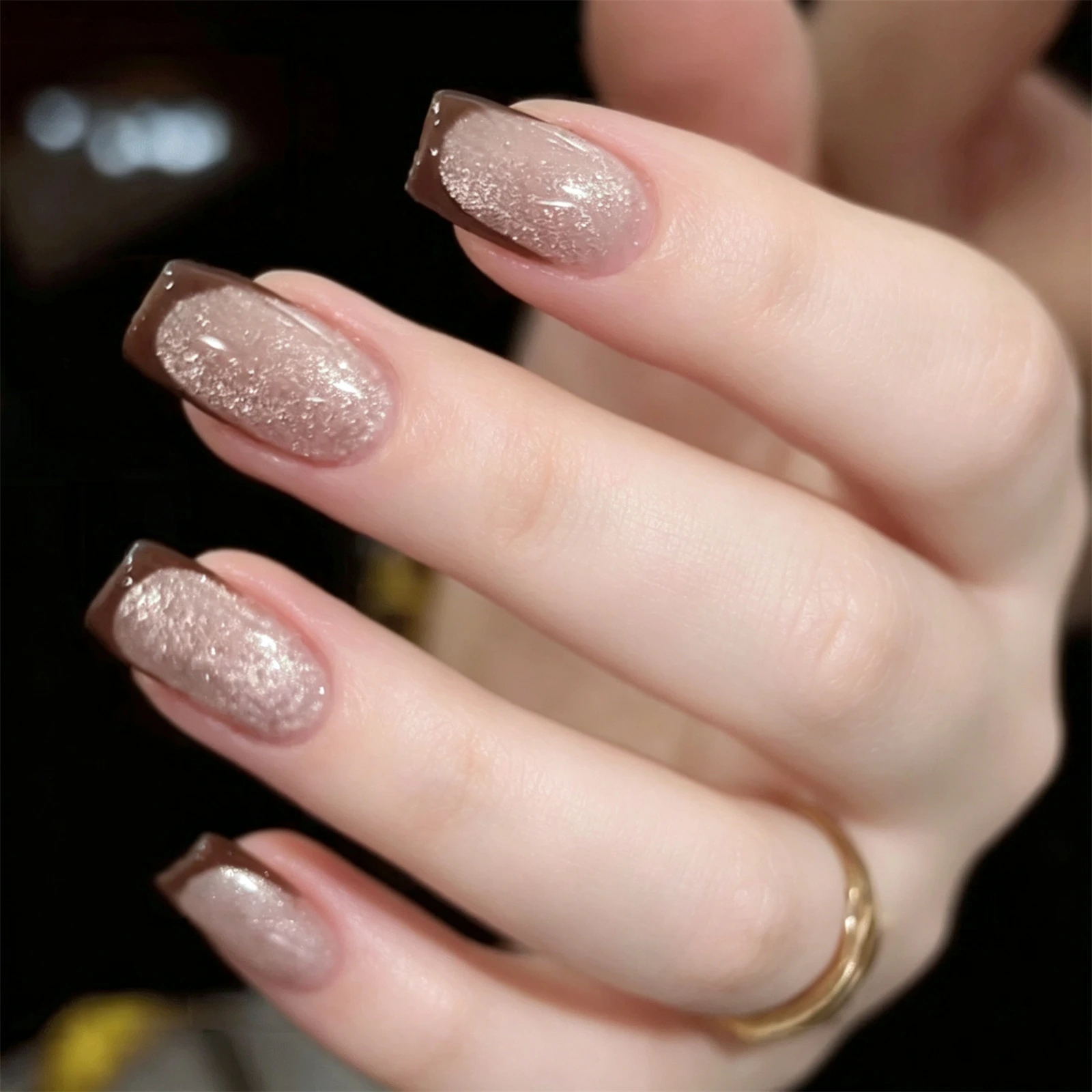 Nail Art Simple - Braune künstliche Nägel im französischen Stil