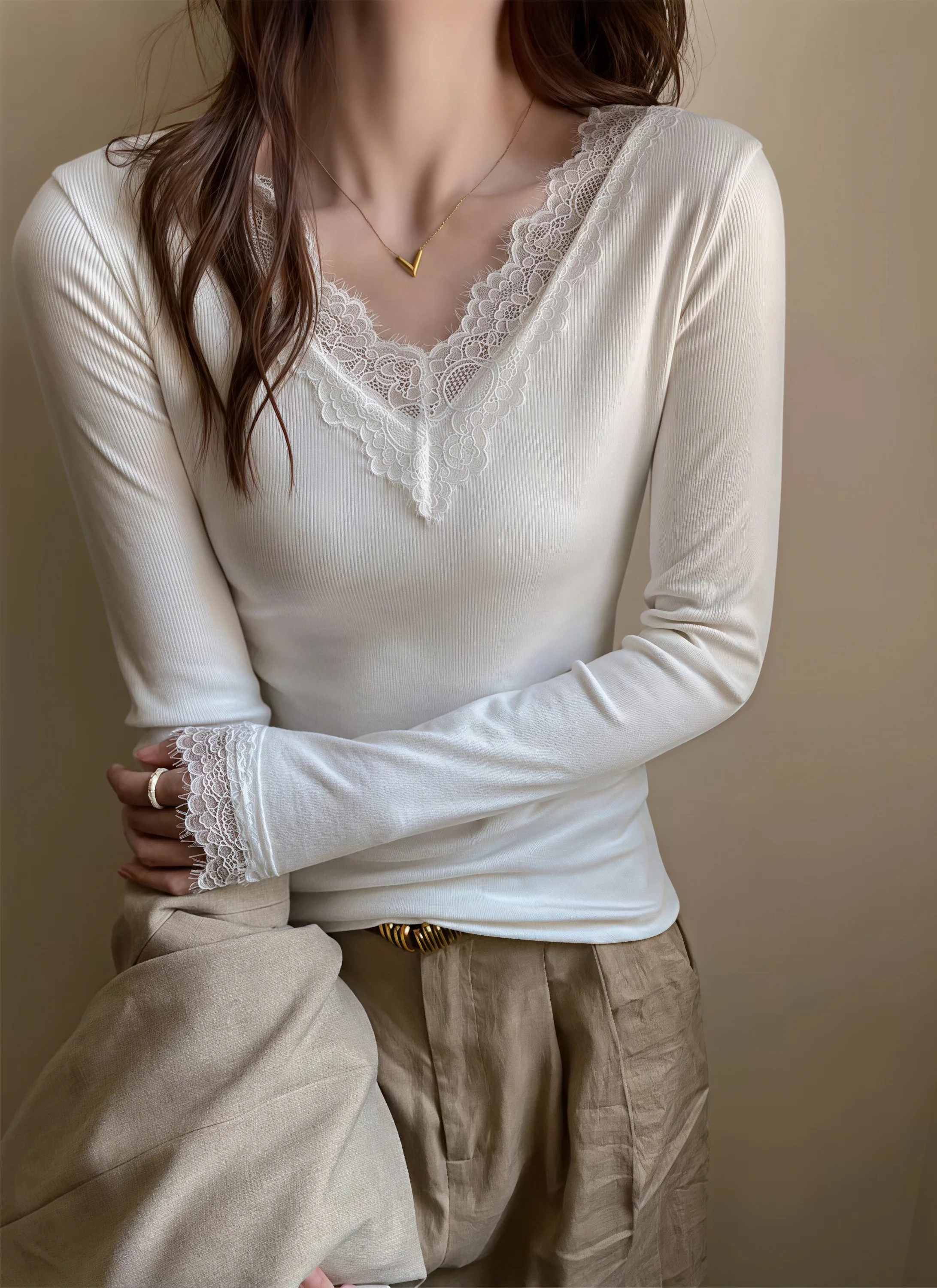 Elegantes Damen-Basic-Layering-Oberteil, Spitzen-V-Ausschnitt, Langarm-Shirt, gerippter Strick, schmale Passform, Spitzenbesatz an den Manschetten, weiche, lässige Alltagsbluse. – Detail 6