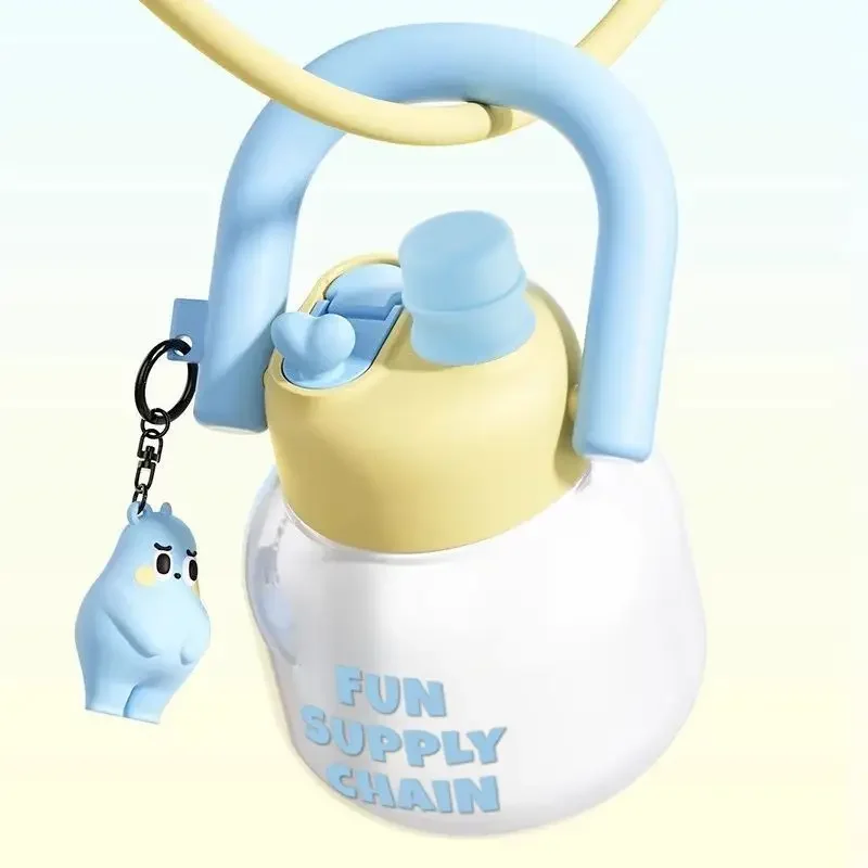 Großvolumiger Trinkbecher mit großartigem Design, tragbarer, hochtemperaturbeständiger Wasserbecher mit Strohhalm.
