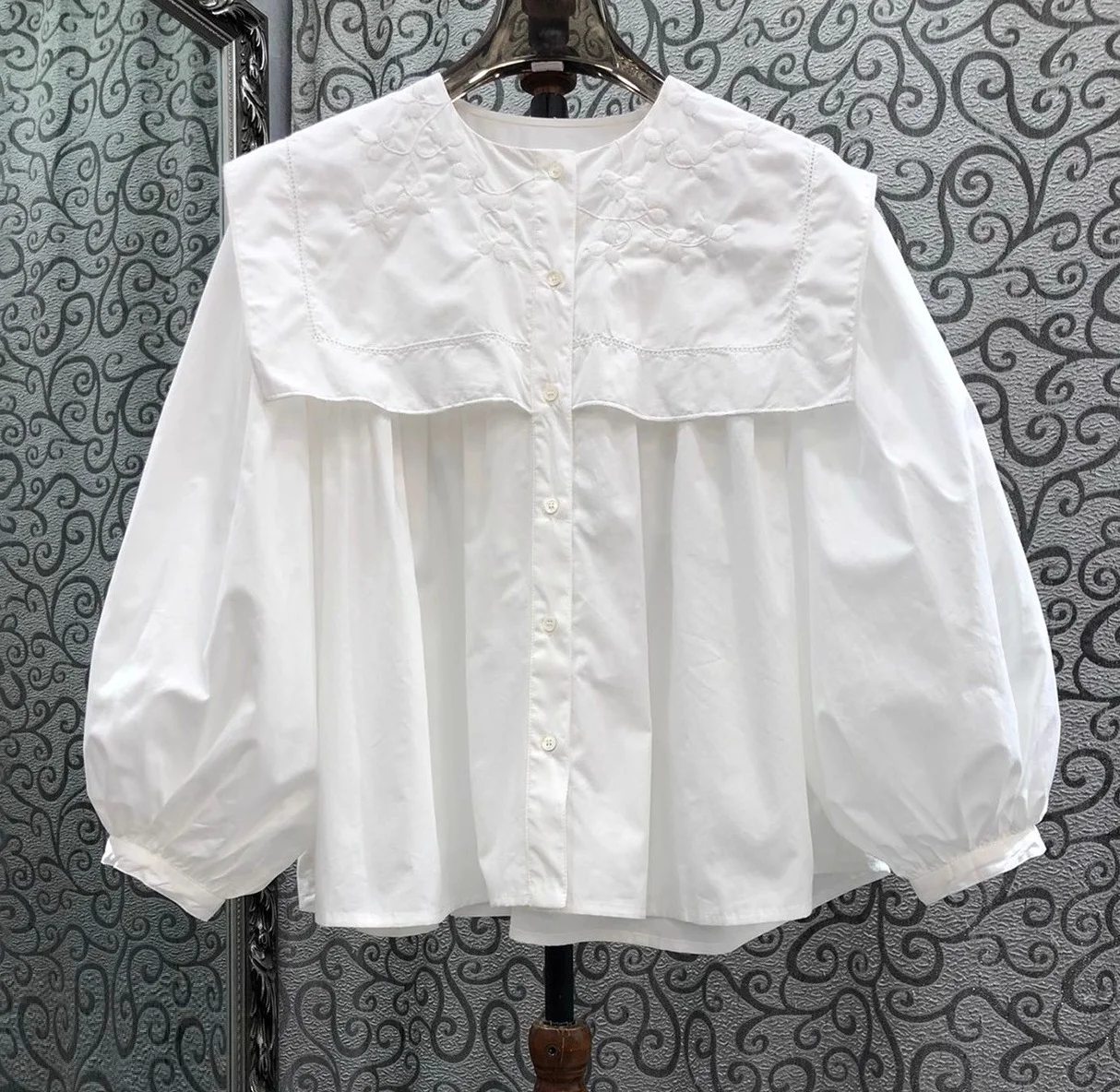 

100%Cotton Shirts 2025 Autumn Style Women Exquisite Embroidery Flower Deco Lantern Sleeve Casual Loose White Button Shirts OL