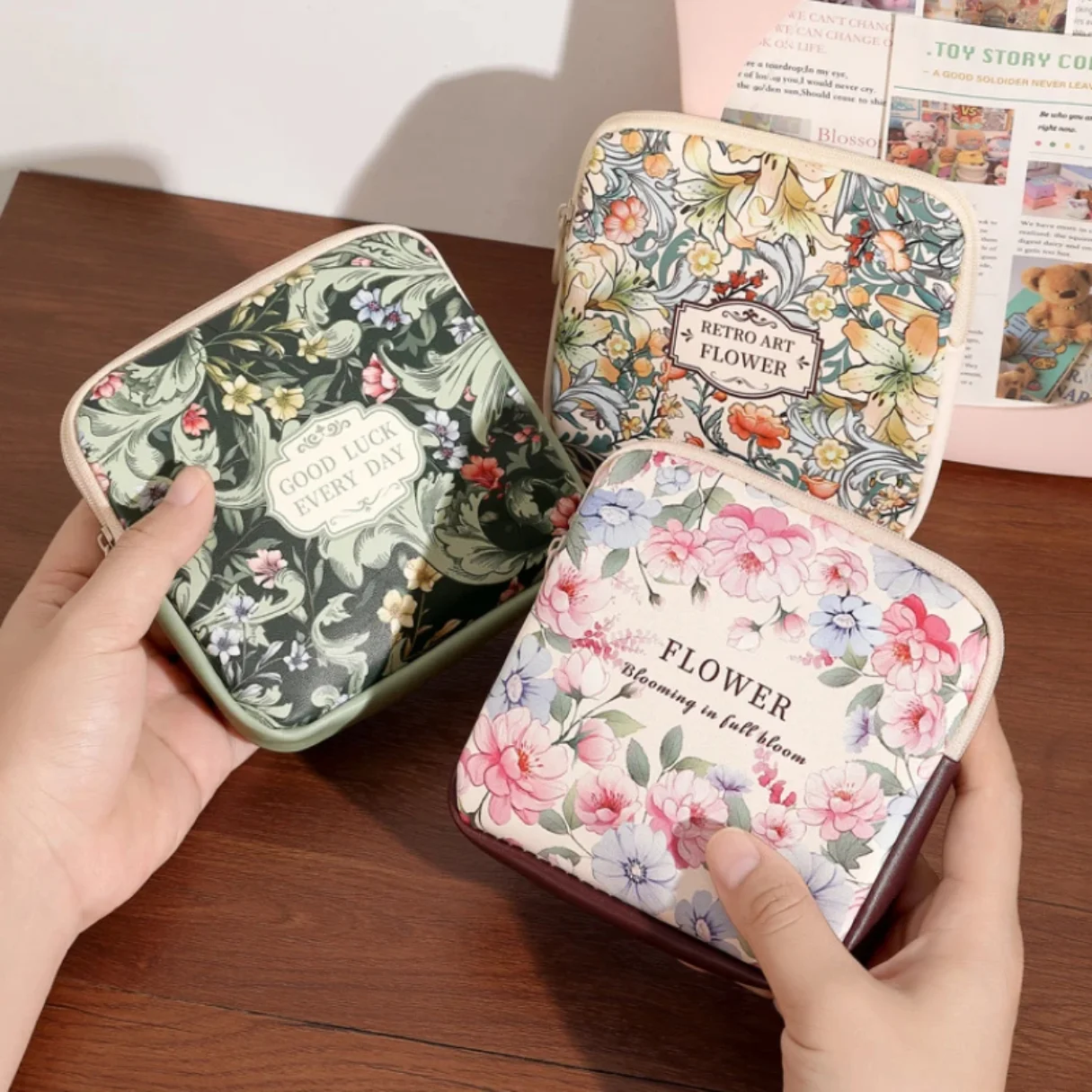 

Vintage Floral Women's Coin Purse Earphones Data Cable Storage Small Bag Lipstick Bag Portable Sanitary Napkin Bag for Women