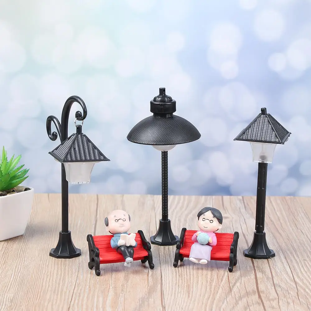 Fairy Garden Figurine Ornament Model Lamp Mini Road Light Model Miniatures Resin Craft Retro LED Street Lamp Figurine Home Decor