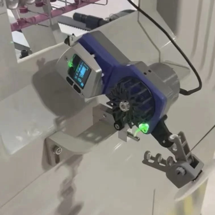 

Устройство подачи эластиновой пряжи с контролем натяжения для запасных частей вязальной машины с плоским воротником