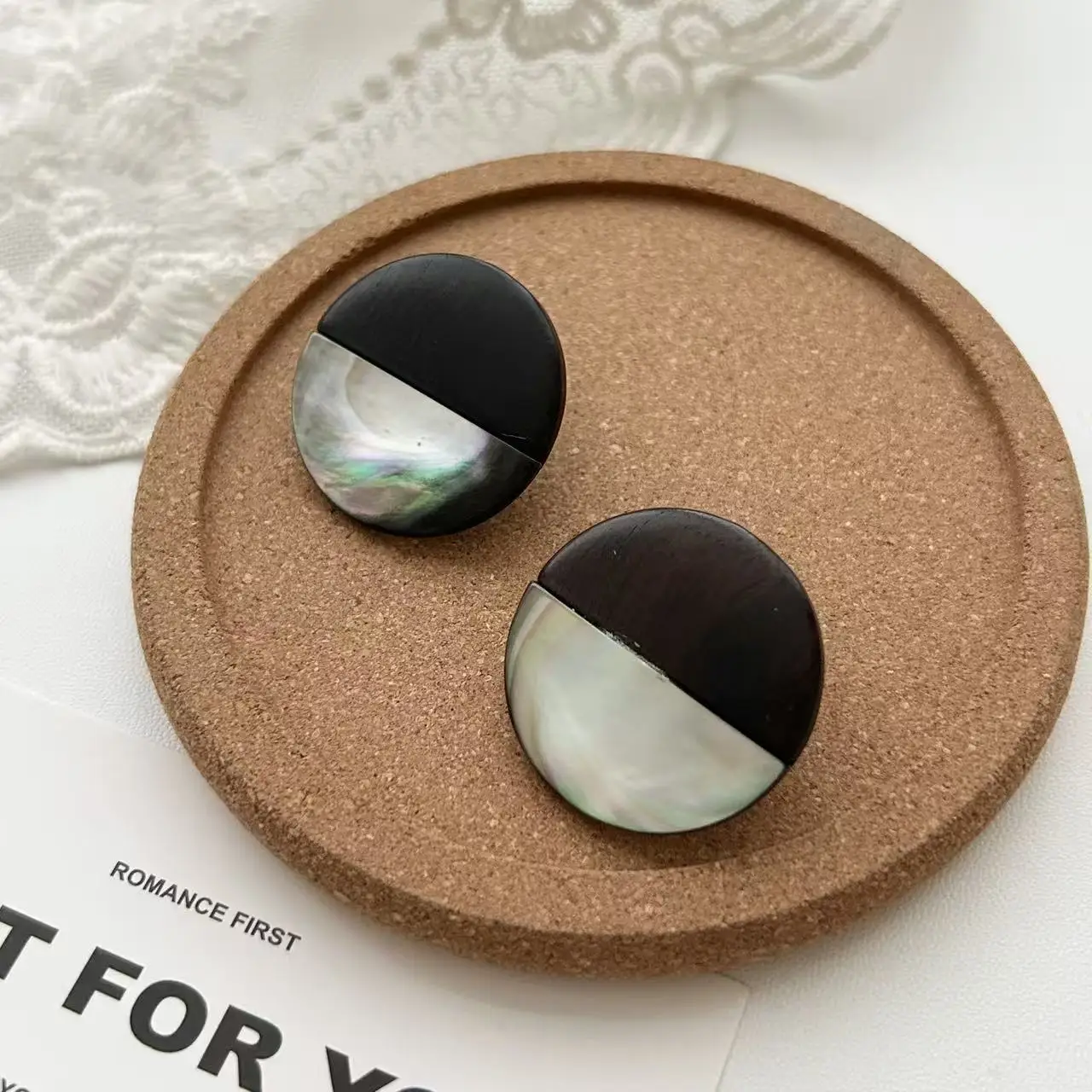 Black wood splicing natural Symphony Fritillary round stud earrings niche contrasting colors cold wind light luxury commuting si