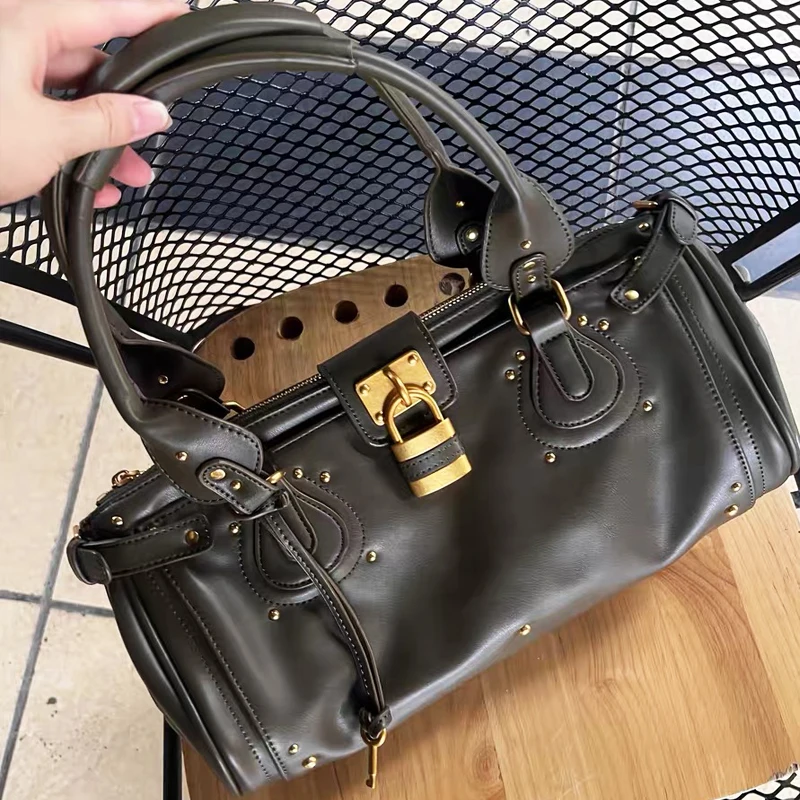 

Classic Boston Pillow Bags For Women Luxury Designer Handbags And Purses 2025 New In PU Rivet Lock Top Handle Underarm Shoulder