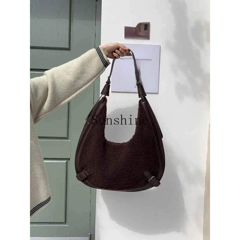 

Large capacity niche versatile lamb wool shoulder bag