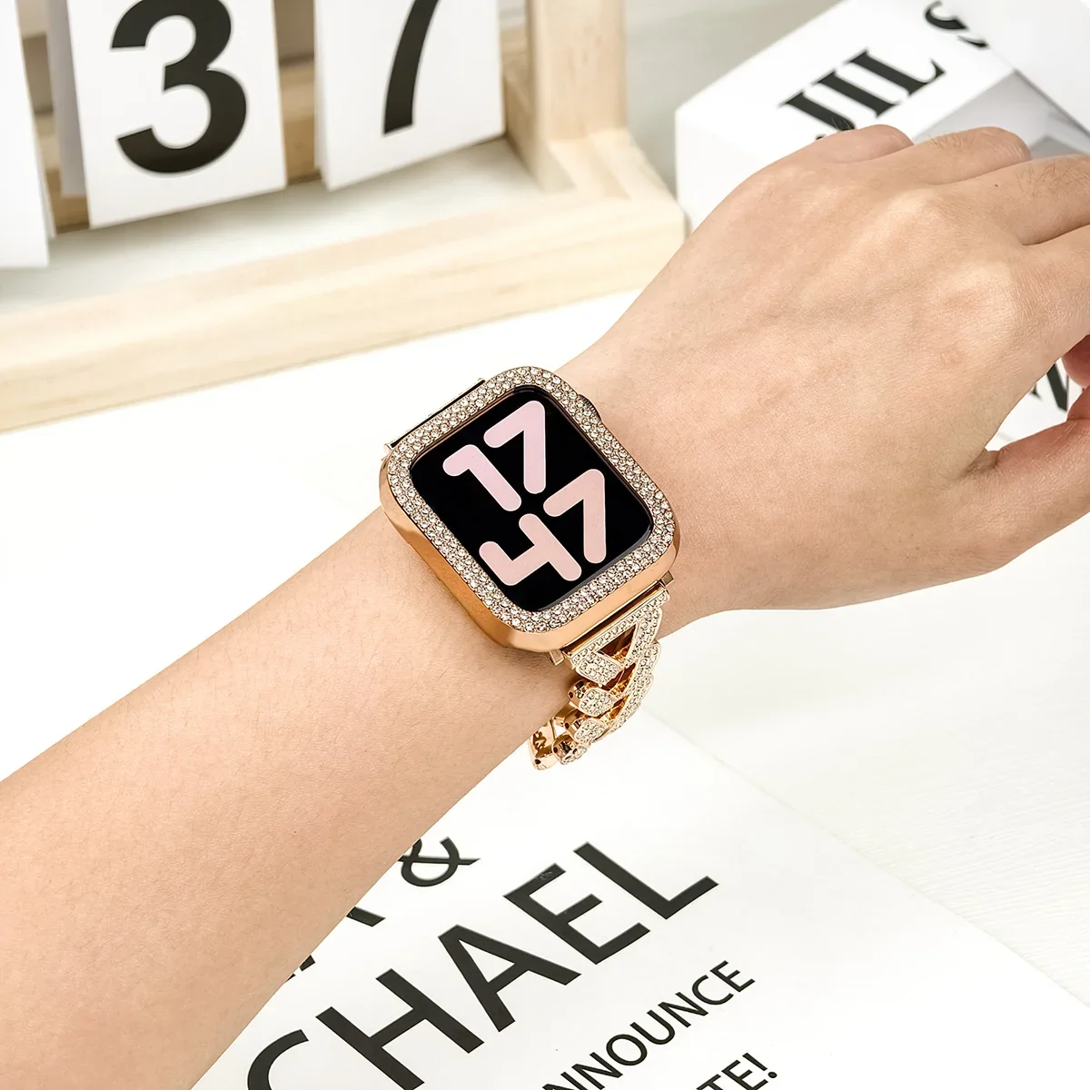 + กรณีสําหรับ Apple Watch Ultra 49 มม.45 44 มม.41 มม.40 38 มม.ผู้หญิงเครื่องประดับเพชร IWatch Series 9 8 7 6 5 4 SE สร้อยข้อมือ