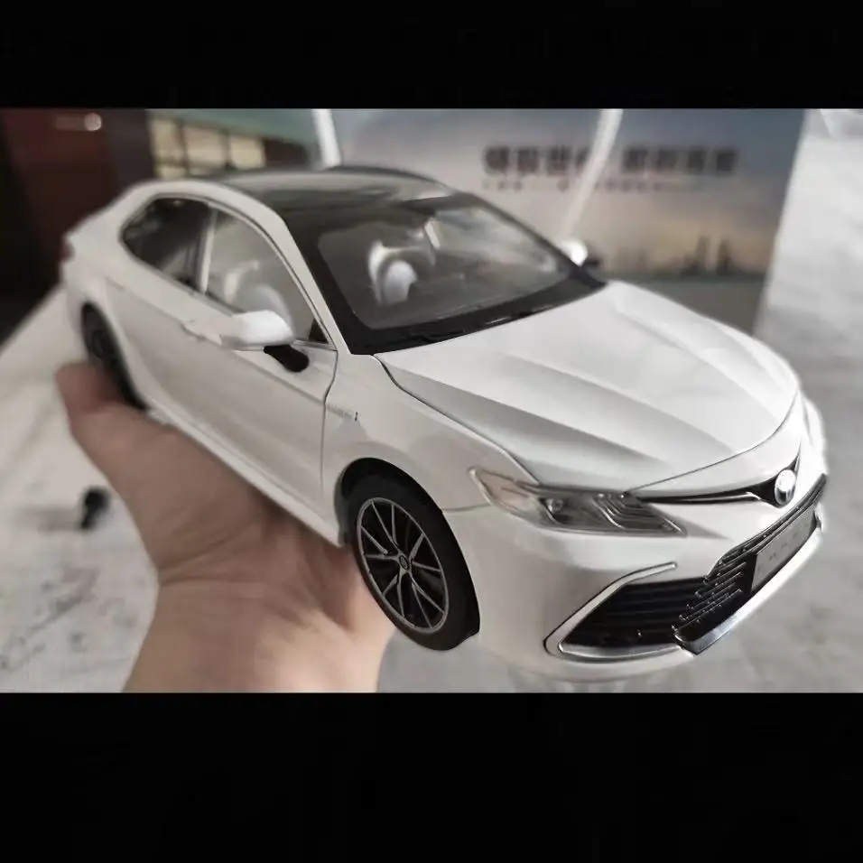 

1: 18 Camry alloy sound and light car model four-wheel suspension car center console ornament collectible gift toy