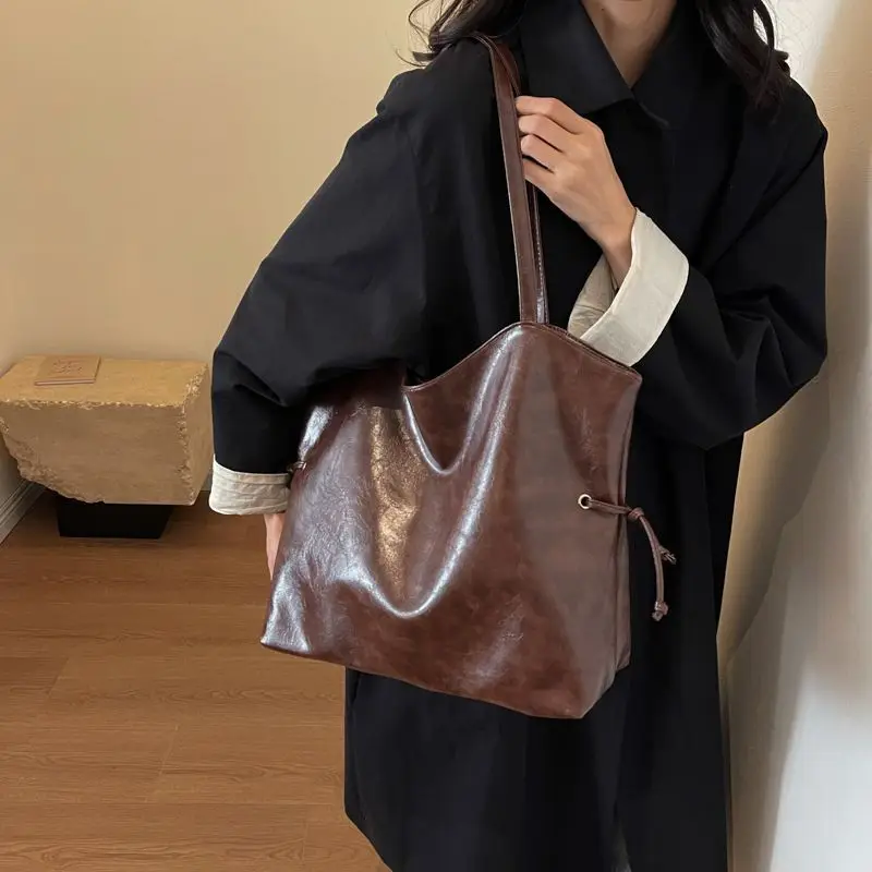 High Beauty Bag for Women 2023 New Fashion Texture Tote Simple Casual Large Capacity One Shoulder Commuter Bag