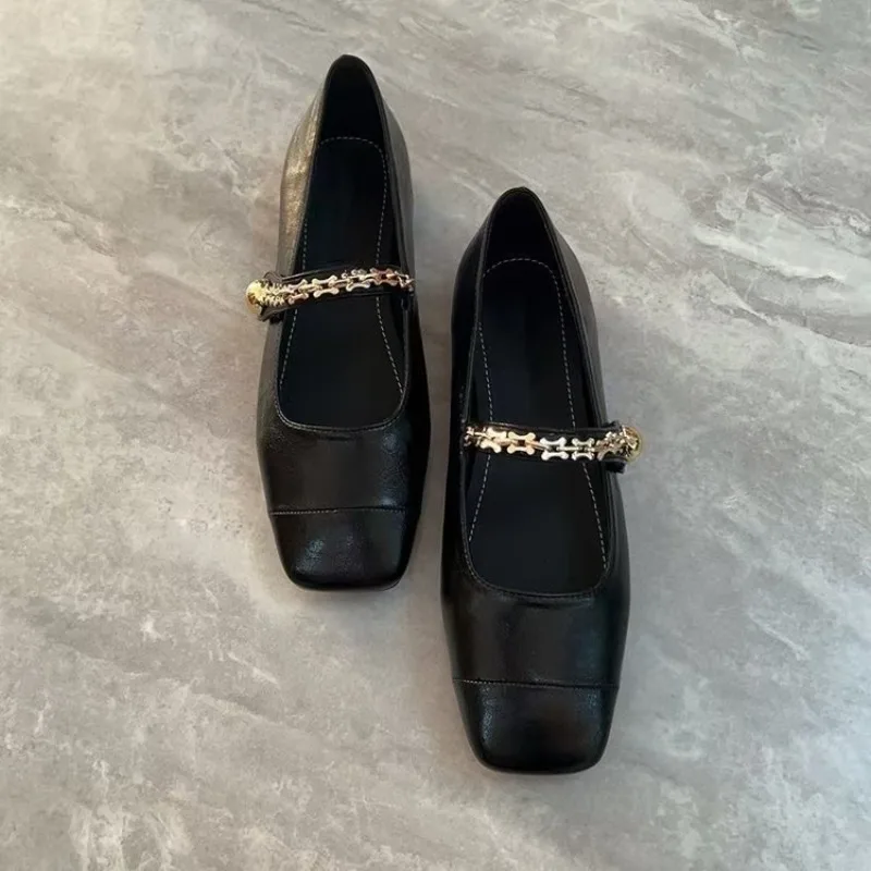 Damen-Mary-Jane-Schuhe mit quadratischer Zehenpartie, aus weichem Kunstleder mit goldfarbener Kettendekoration, im Retro-Eleganz-Stil, mit bequemem, flachem Absatz, passend zu jedem Outfit. – Detail 3