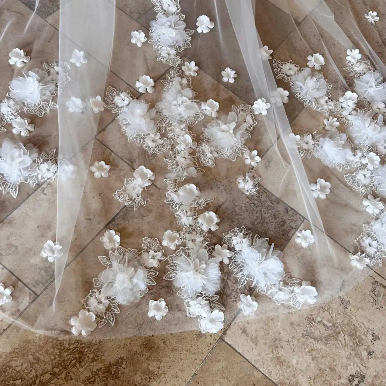 طرحة زفاف فاخرة مزينة بالدانتيل طويلة خاصة حجاب الزفاف الملكي مع مشط إكسسوارات الزفاف الزهرية للنساء حسب الطلب