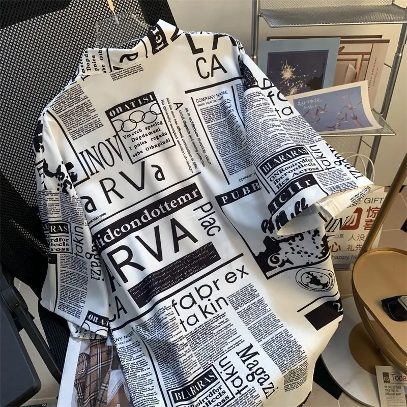 Camisas con estampado completo de letras de periódico Retro para hombres, Tops de solapa de manga corta, ropa de calle de gran tamaño, blusa Harajuku para parejas, Verano