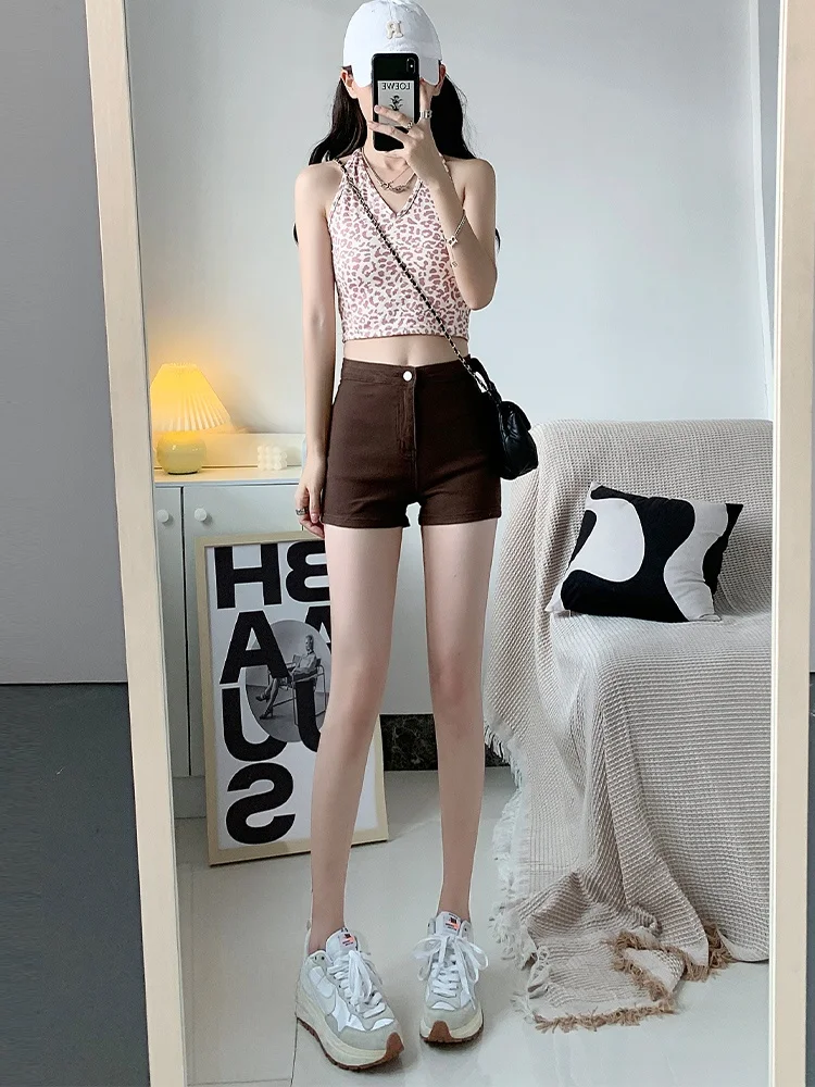 

Женские джинсовые шорты с высокой талией А-силуэта, лето 2024, новинка, коричневые, эластичные, с эффектом подтяжки ягодиц, маленький дизайн, модные шорты-хит продаж