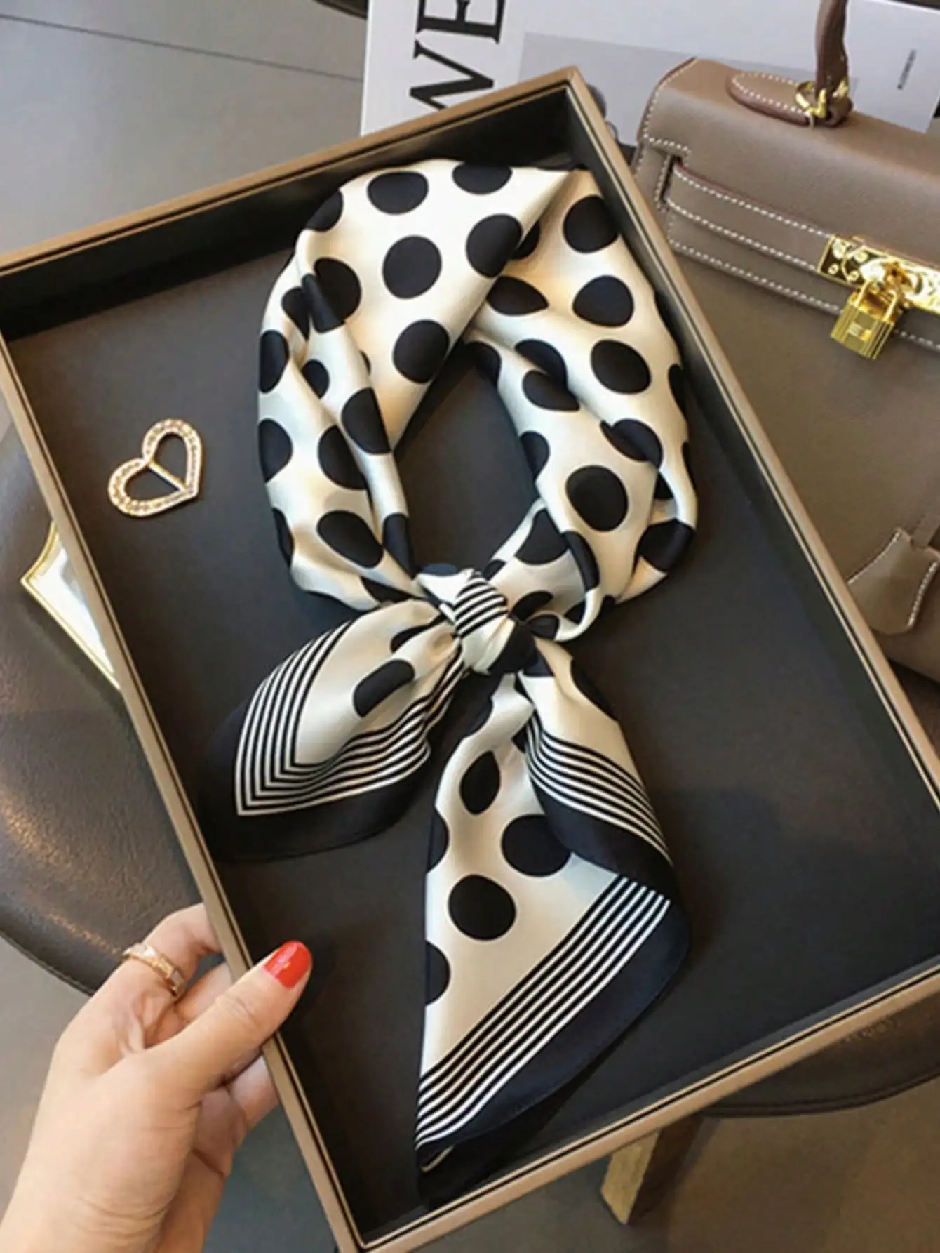 

1pc Women's Headscarf, Lightweight and Fashionable Neck Silk Satin Headscarf, Suitable for Sleeping Handbag Scarf