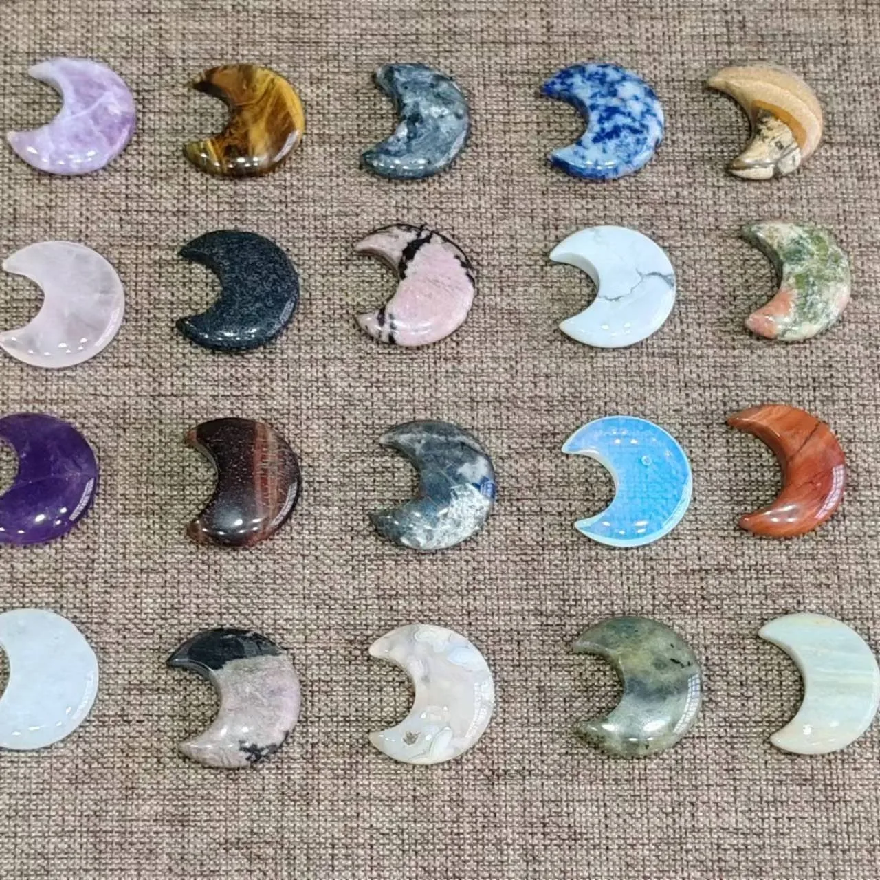 5pcs (Random Color Delivery) Moon Pendant Natural Crystal Carving Powder Crystal Crescent a Variety of Rough Stone Grinding