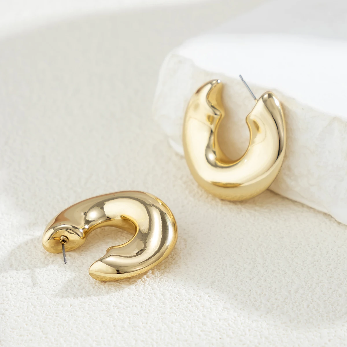 Salircon Fashion Simple Irregular C Shaped Hoop Earrings For Women Punk Y2K Geometric Huggies Earring Glossy Jewelry Party Gift