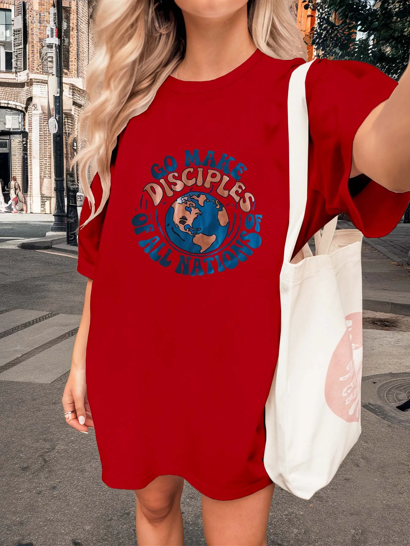 プラスサイズのグラフィックTシャツは、インスピレーションを与える魅力とファッショナブルな風合いを絶妙に融合させ、あなたのエレガントな日常スタイルを格上げします。