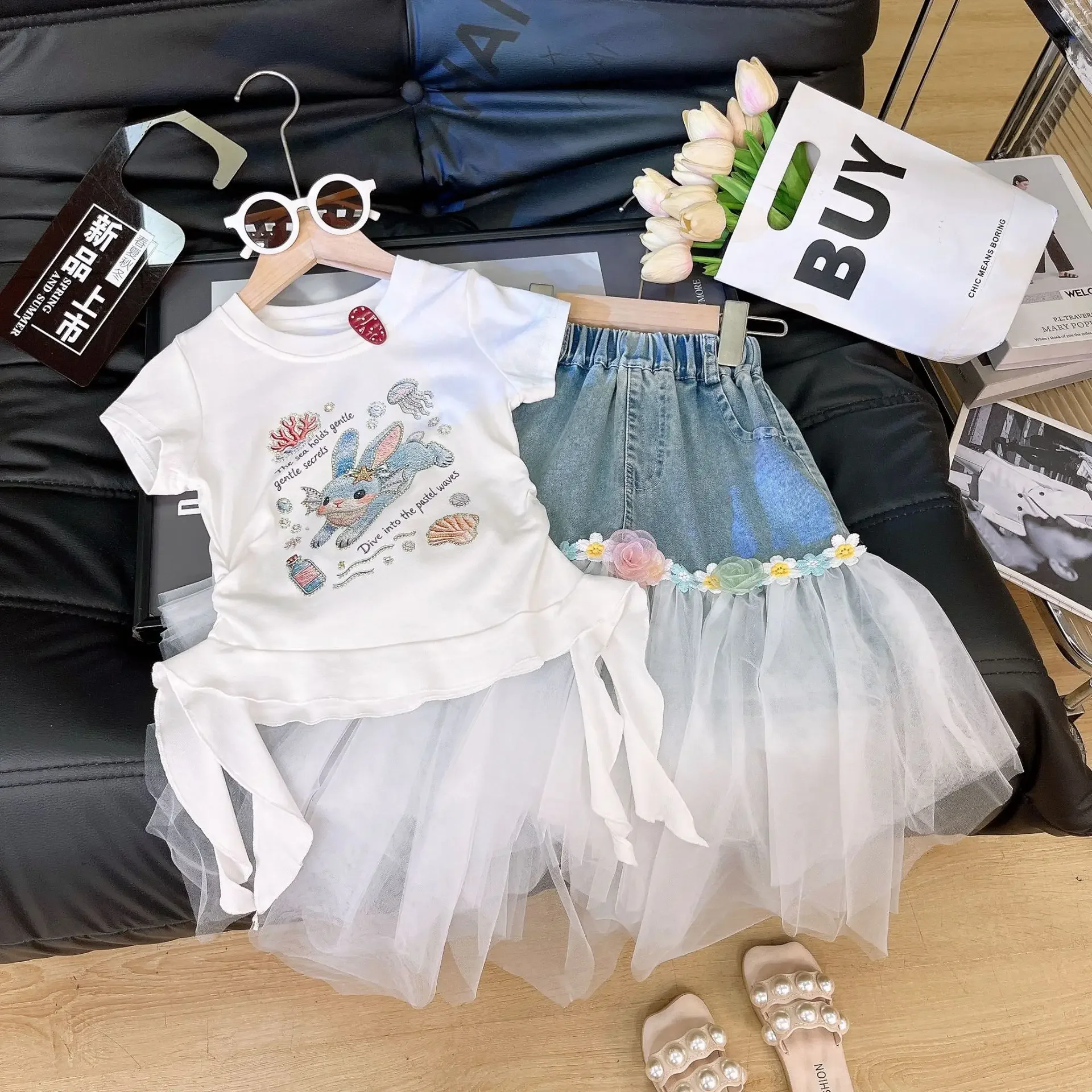 Mädchen-Set mit bedrucktem Kurzarm-Oberteil und asymmetrischem Jeansrock aus Mesh – Sommerliches 2-teiliges Outfit für Kinder, Freizeitkleidung – Detail 1