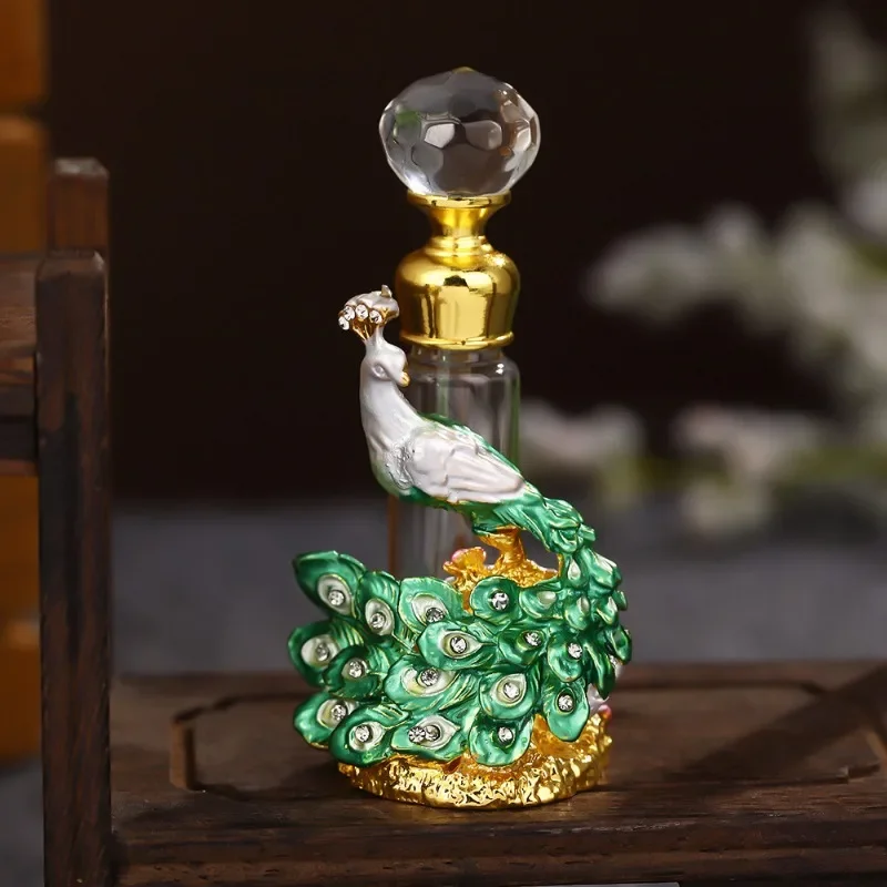 زجاجة عطر فاخرة راقية، زجاجة منفصلة من الزهور والطيور العطرية الرائعة على شكل قصر الطاووس والطيور