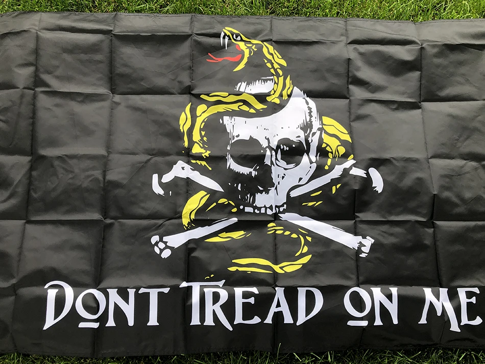 TIKI FLAG 3x5ft 90x150 سنتيمتر الجمجمة Gadsden الأفعى العلم (لا تتخطو علي) البوليستر راية للزينة
