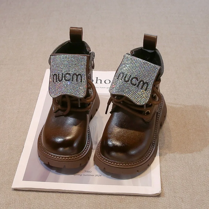 الأطفال أحذية بوت قصيرة غير رسمية 2025 الصيف سميكة سوليد النمط البريطاني أحذية واحدة العصرية الفتيان والفتيات أحذية بوت قصيرة