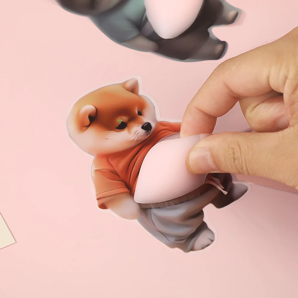 ملصق بطن الكلب Shiba Inu ثلاثي الأبعاد - جرو لطيف يرتدي الزي البرتقالي مع خلفية وردية ناعمة، سيليكون ذاتي اللصق