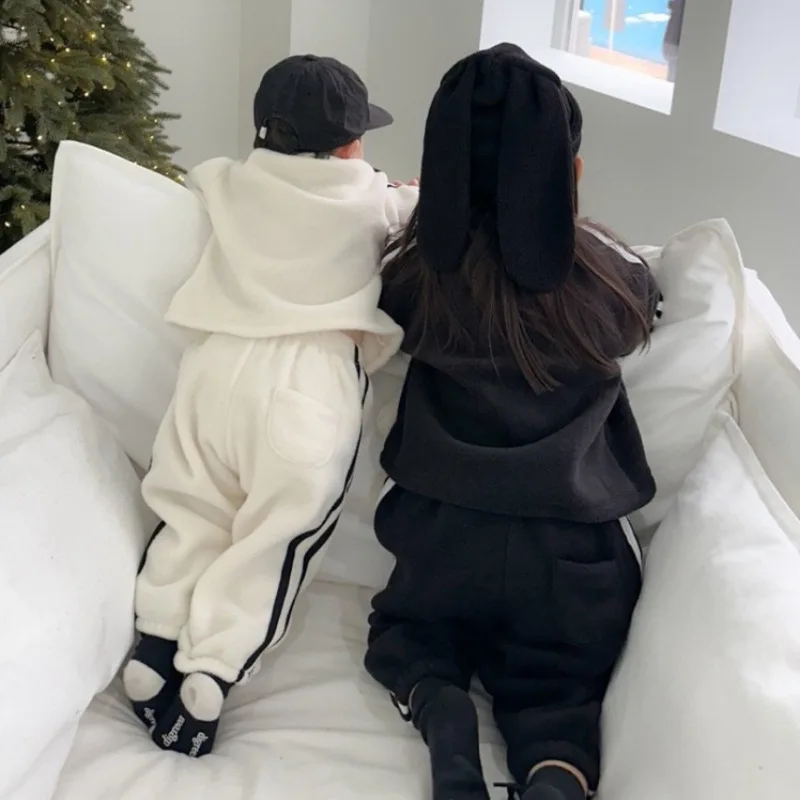 

2025 флисовые комплекты для мальчиков, зимний теплый костюм для девочек, детская утепленная спортивная одежда, осенний свитер с длинными рукавами, брюки из двух предметов